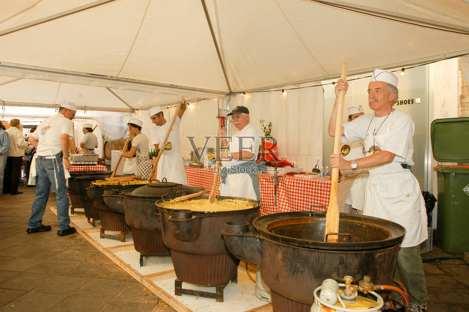 在厨房中搅拌玉米粥的厨师照片摄影图片