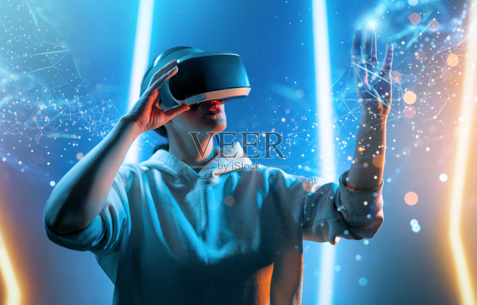 戴着虚拟现实眼镜的女性照片摄影图片