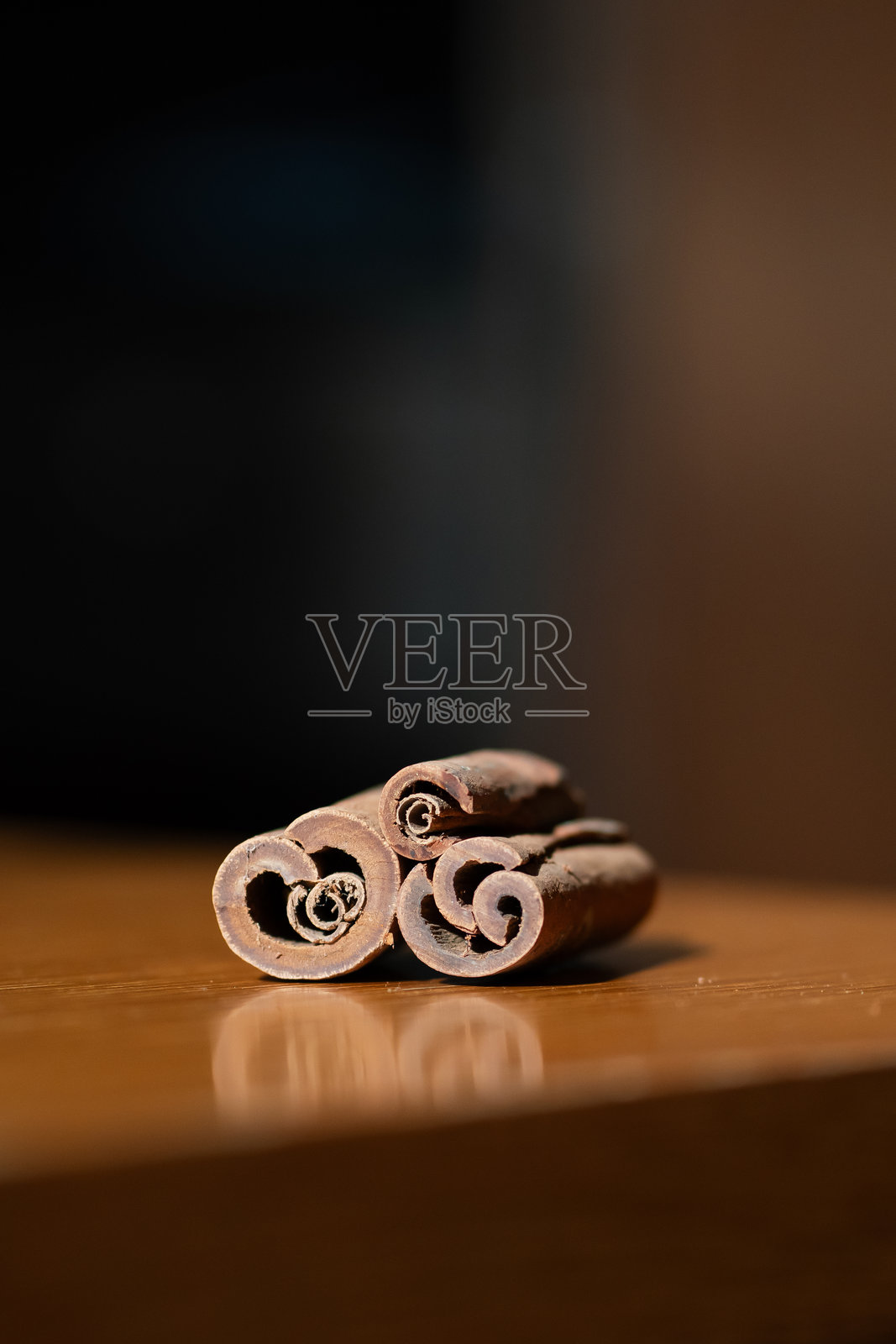 肉桂棒以乡村风格堆叠在一起。照片摄影图片