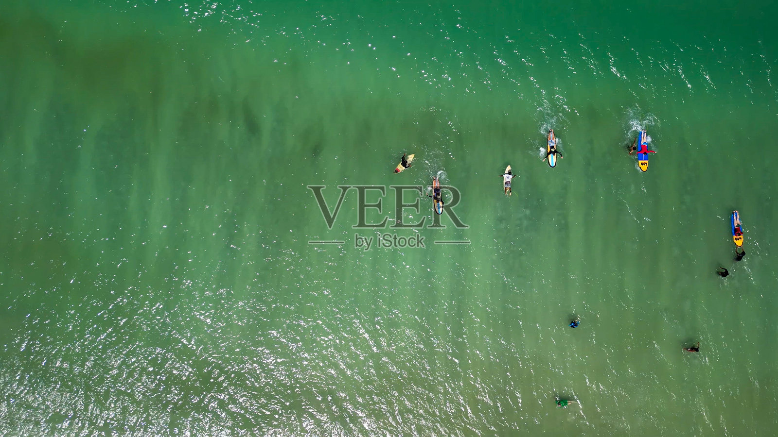 印度尼西亚龙目岛冲浪者寻找海浪的鸟瞰图照片摄影图片