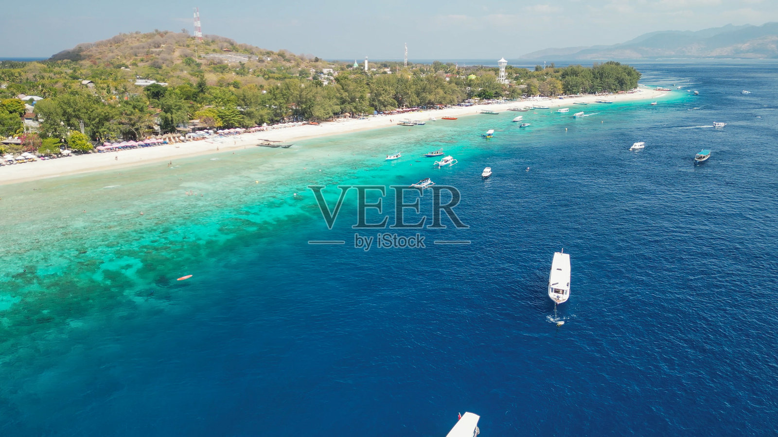 印尼吉利特拉旺岸边的惊人航拍景观，阳光明媚的日子照片摄影图片