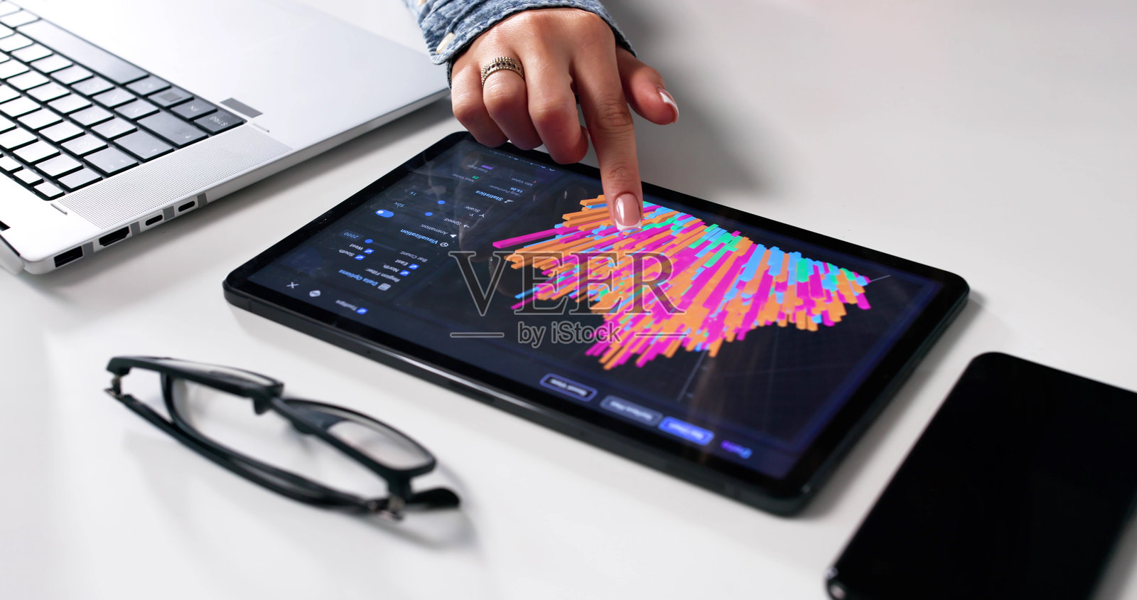 女性分析师使用平板电脑进行商业数据分析照片摄影图片