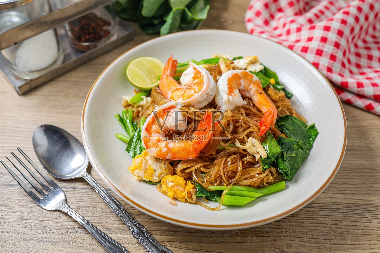 黑酱虾炒细米粉，陶瓷盘盛放，俯视美食桌，留有空白空间，泰式炒米粉照片摄影图片