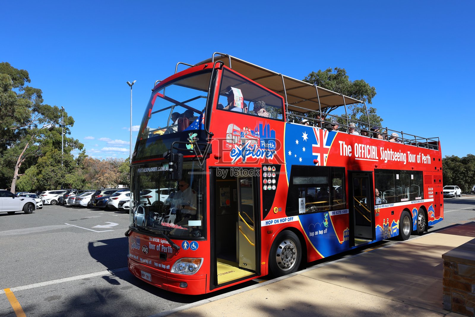 珀斯和国王公园的双层观光巴士，沿途有许多城市停靠点。旅游，旅行目的地。西澳大利亚照片摄影图片