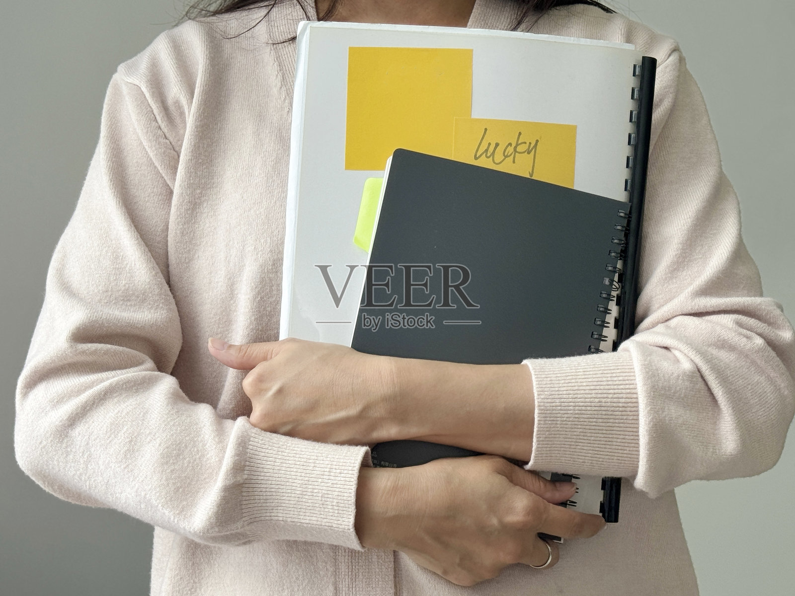 女性手持粘性便签纸照片摄影图片