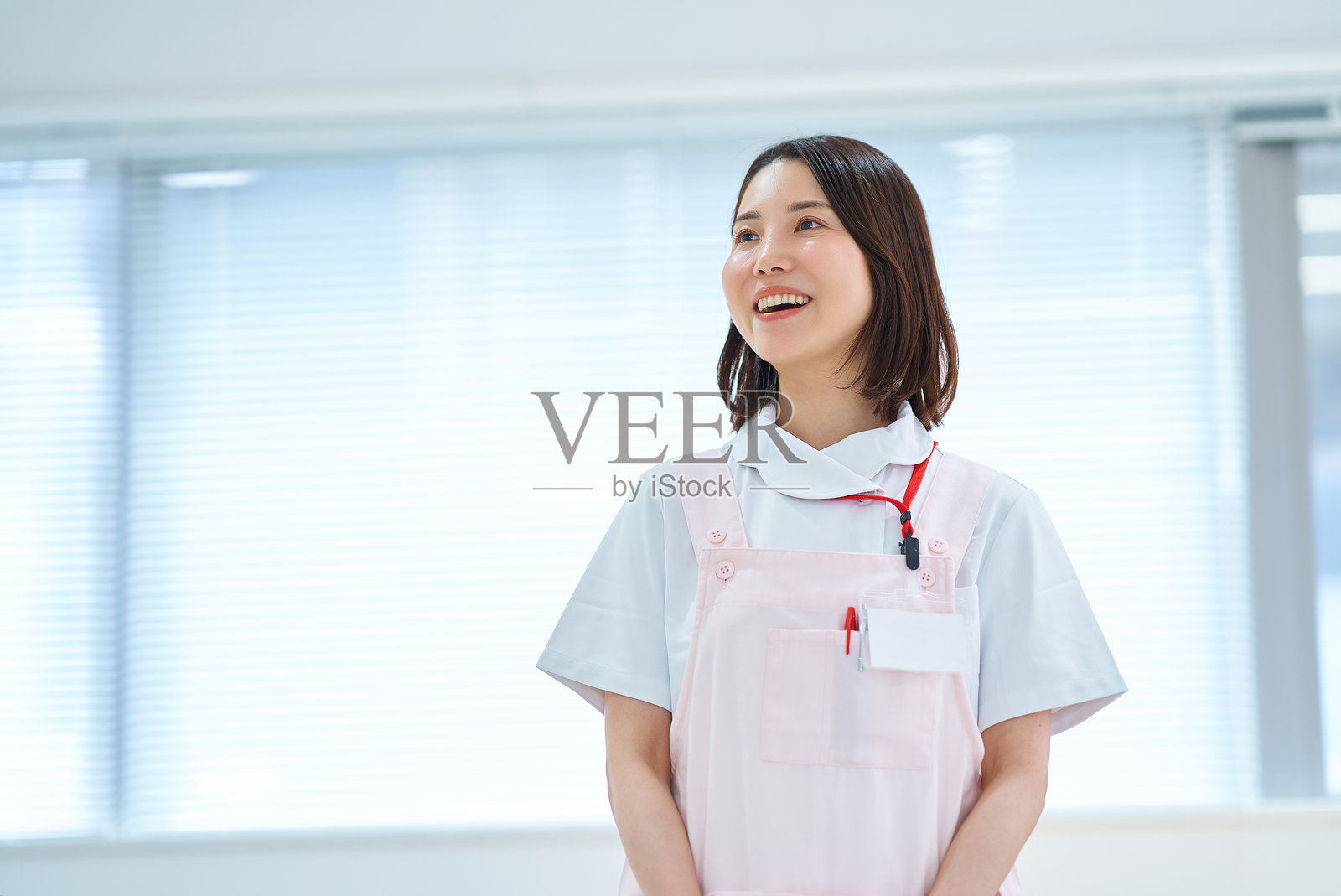 穿着白色外套和围裙的女人照片摄影图片