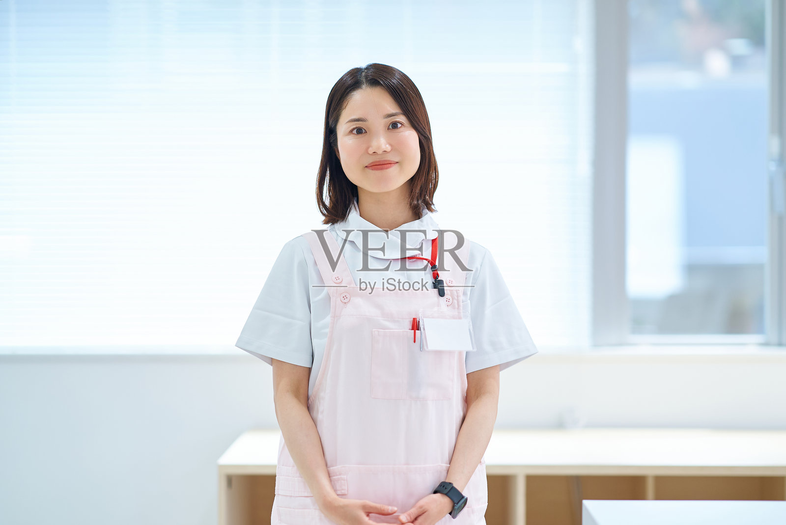 穿着白色外套和围裙的女人照片摄影图片