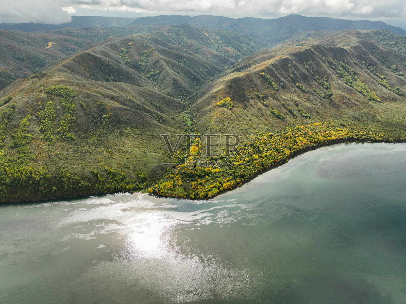 秋季山坡上的美丽伊尔提什河岸景色照片摄影图片