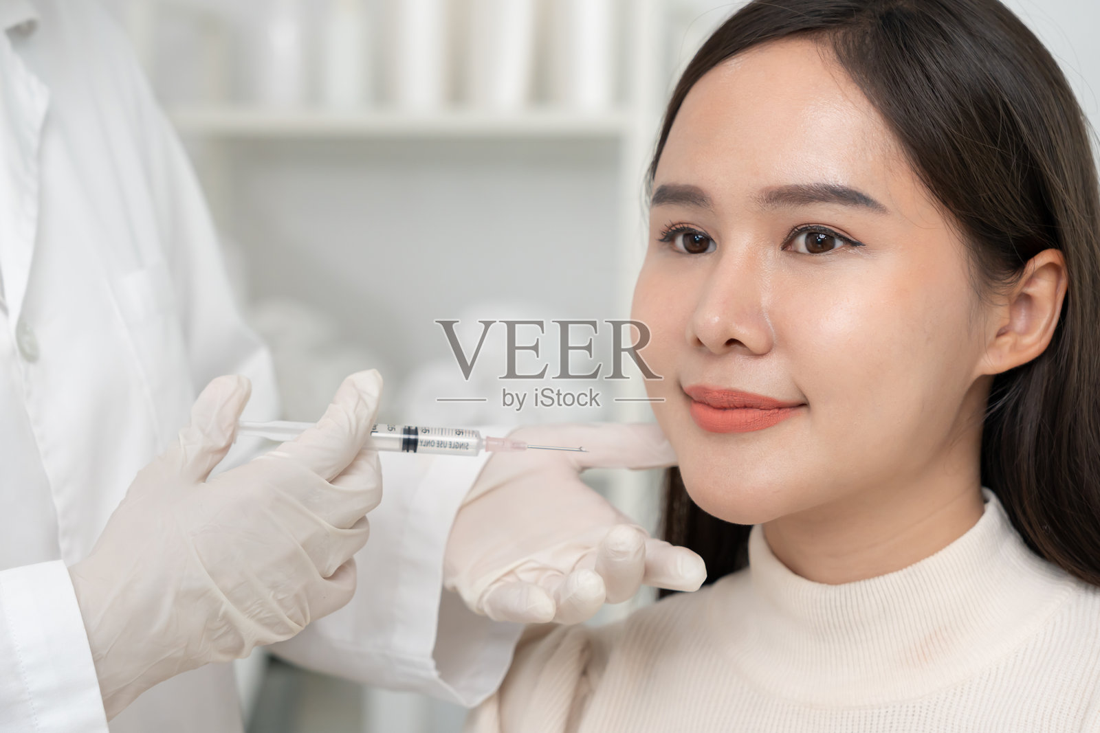 美容手术，皮肤美白注射，填充剂注射，皮肤重塑，美丽的亚洲女孩在美容诊所接受美容治疗，护肤，毛孔再生，皱纹，婴儿脸照片摄影图片