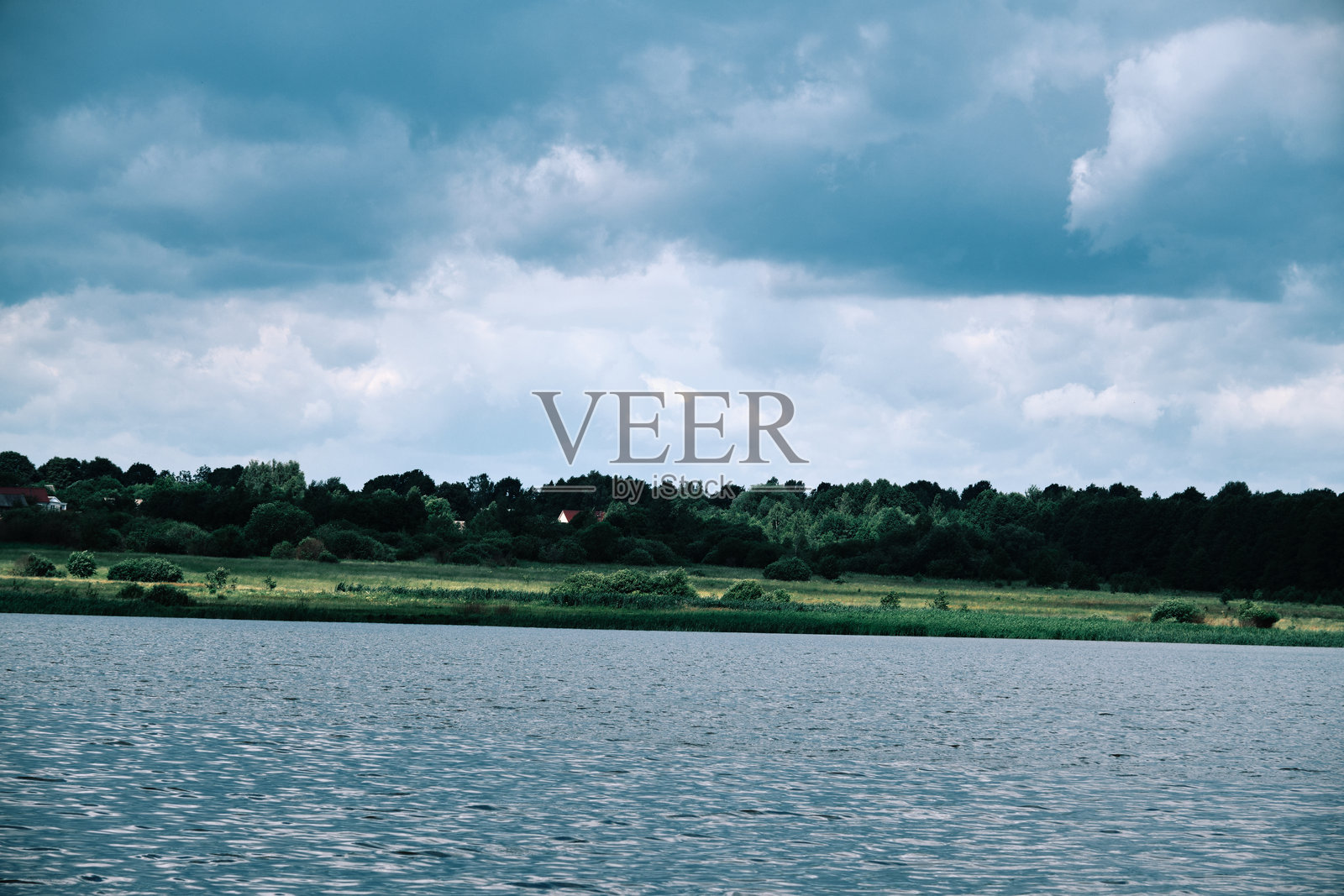 夏季湖泊上方的云景照片摄影图片