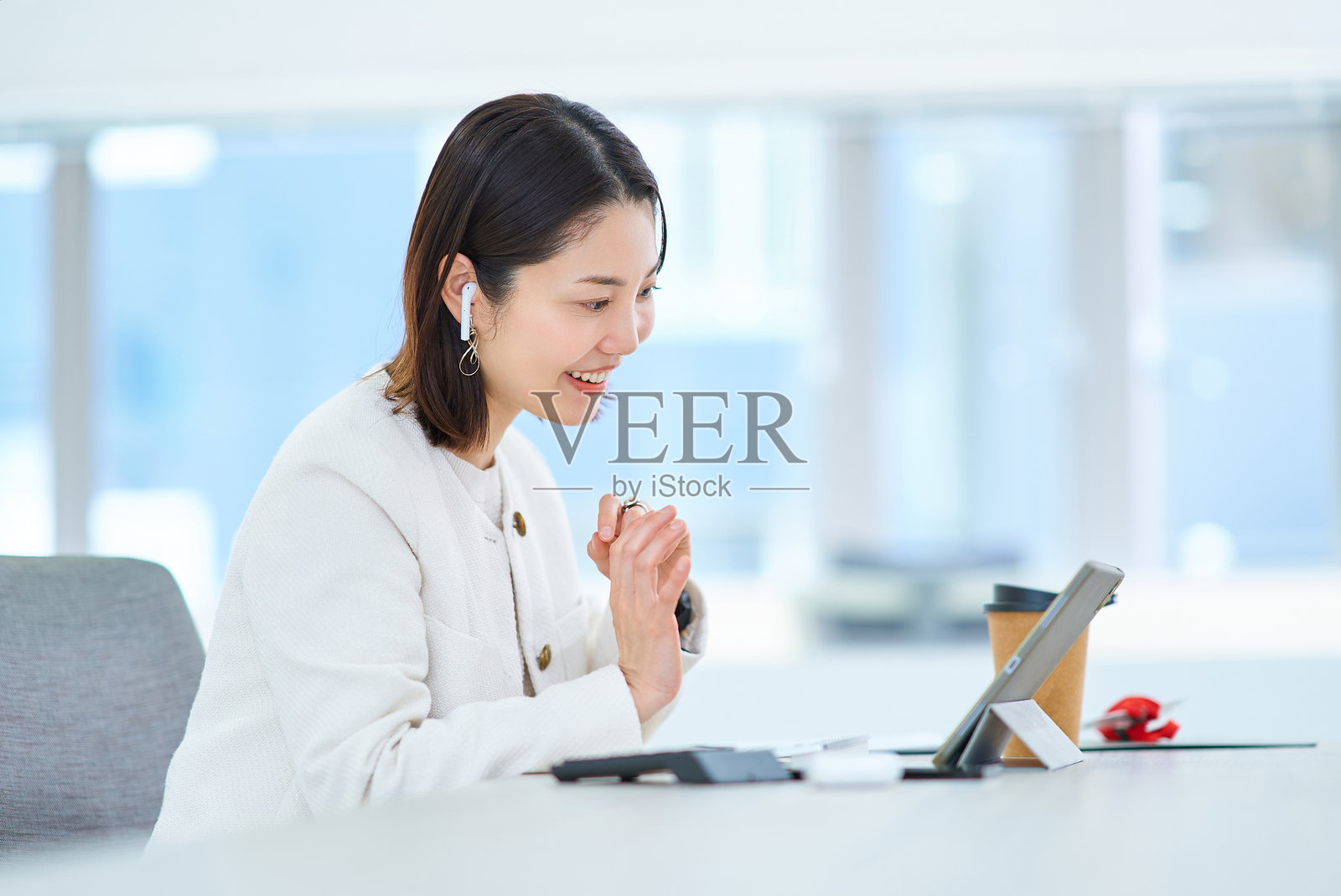 一位女性在在线会议中照片摄影图片