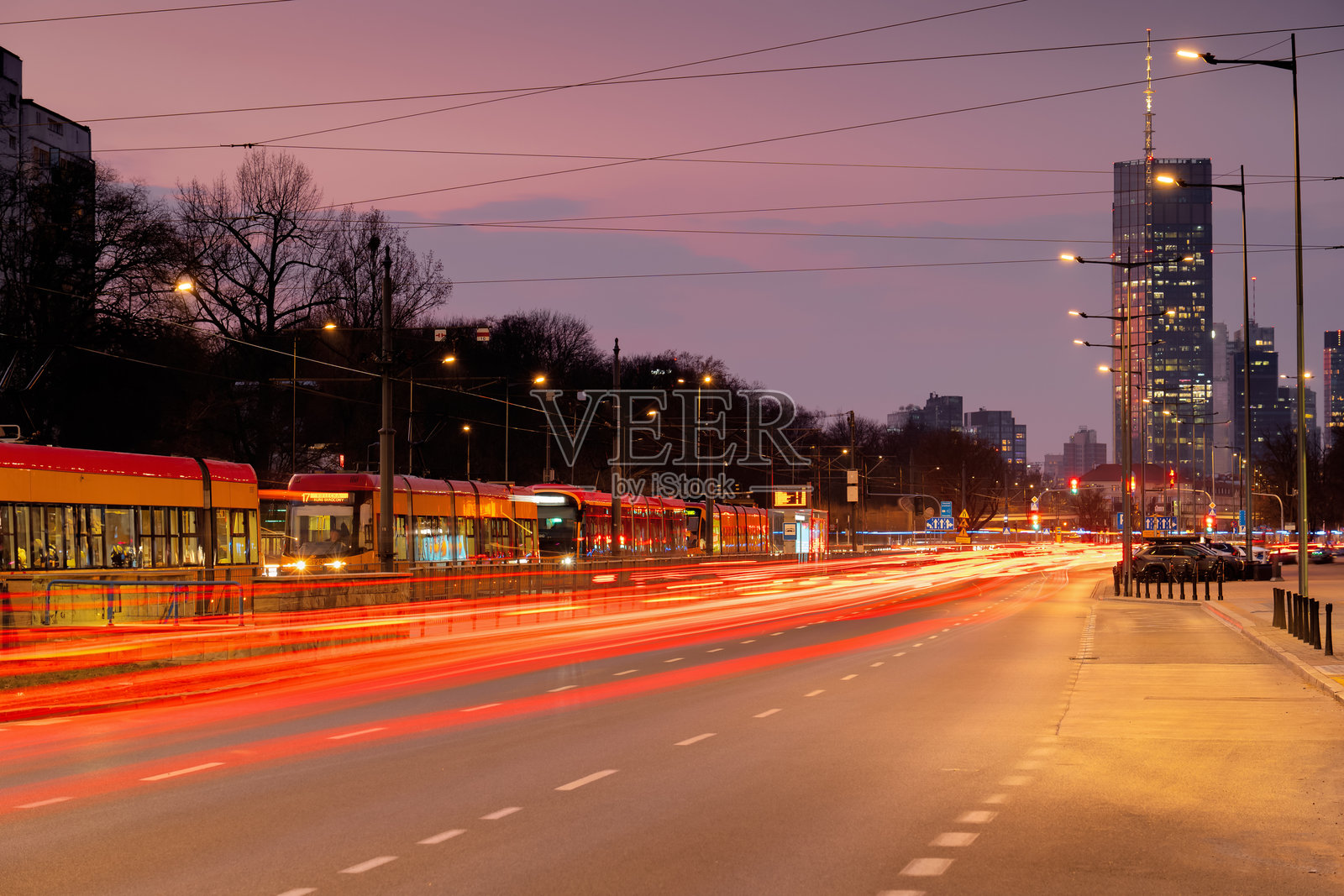 华沙黄昏,长时间曝光,波兰的摩天大楼。波兰首都的城市交通。快速城市生活的象征。照片摄影图片