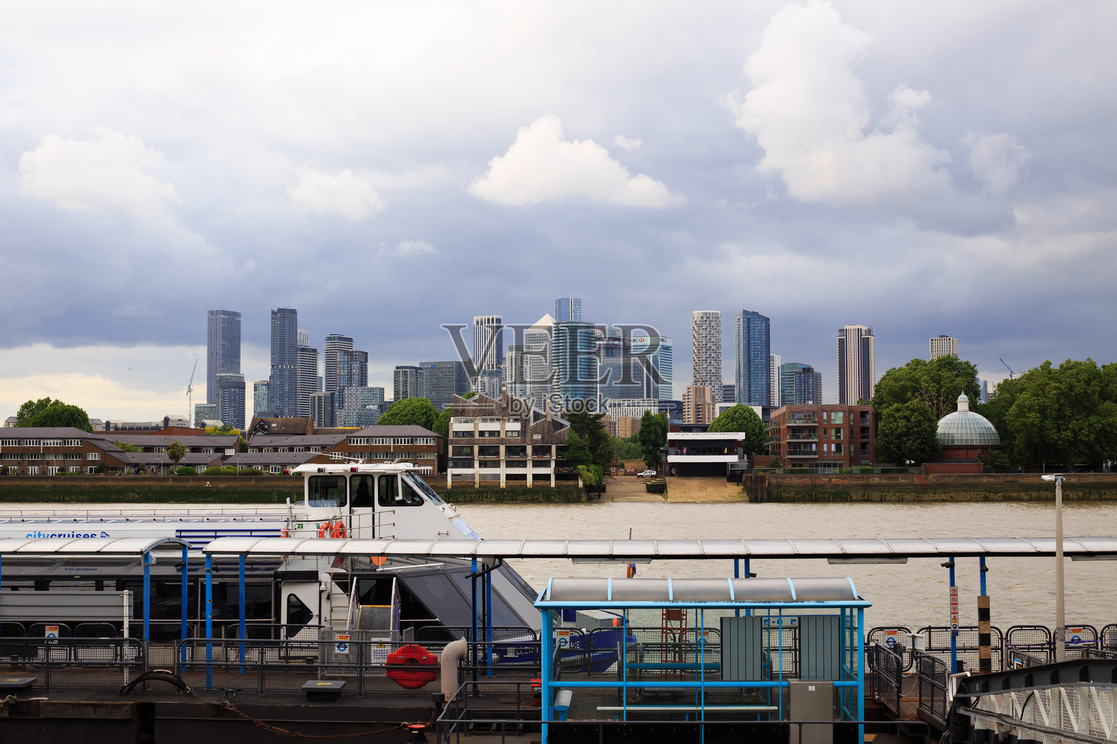 从格林威治码头看到的金丝雀码头照片摄影图片