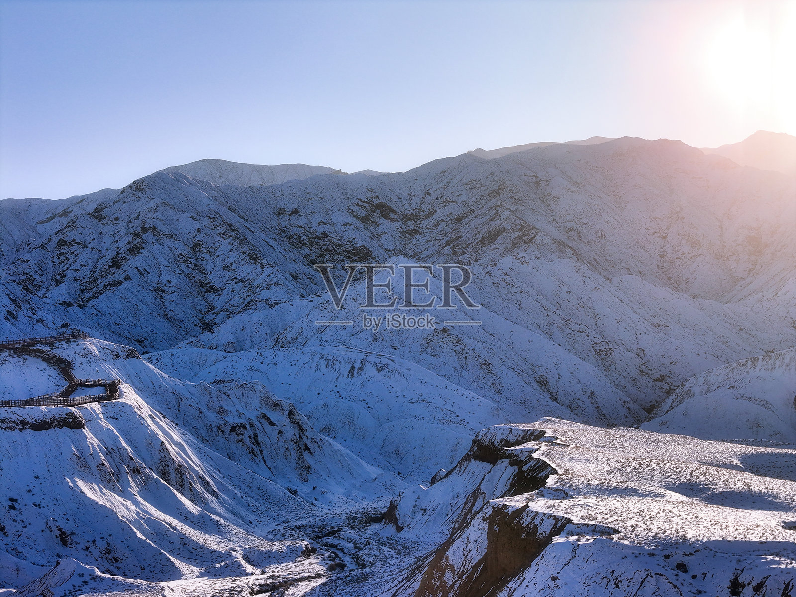 壮丽的雪山日出景色照片摄影图片
