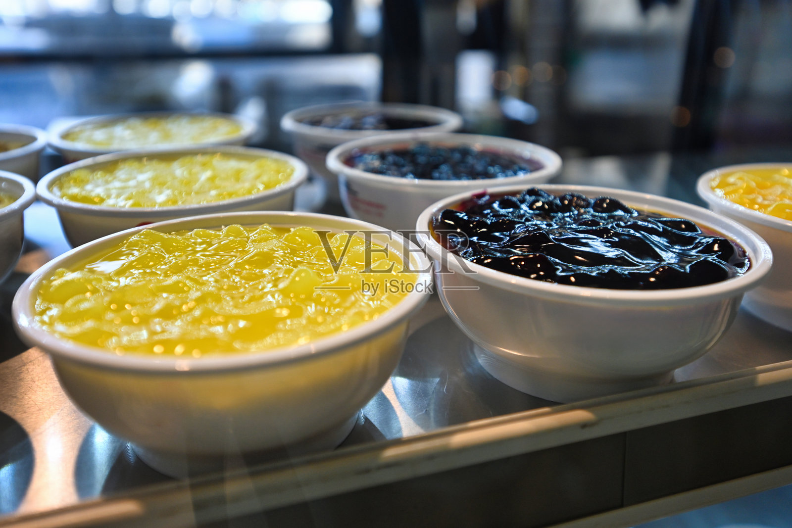 美味甜点：芒果布丁和红糖布丁照片摄影图片