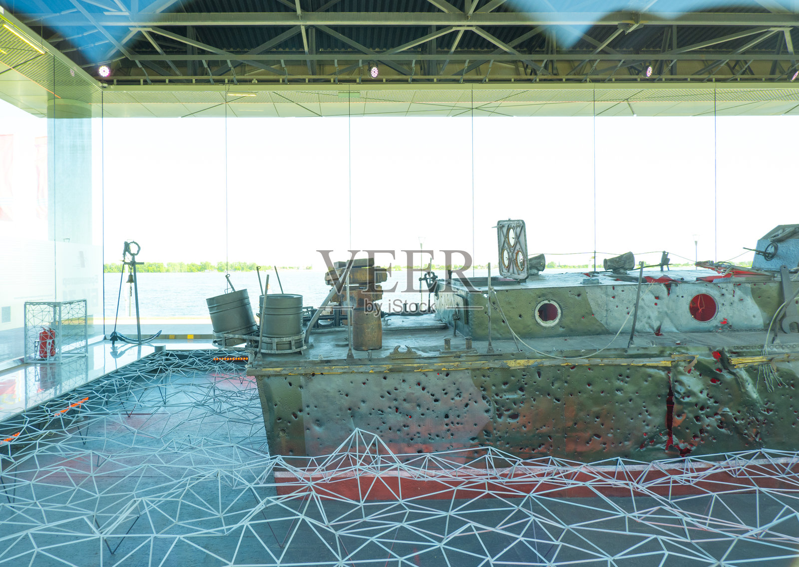 俄罗斯沃尔戈格勒 - 2025年5月4日：中央堤岸。装甲船BK-31的纪念碑是一艘恢复到1943年被毁时状态的装甲船，曾从伏尔加河底部打捞上来。照片摄影图片