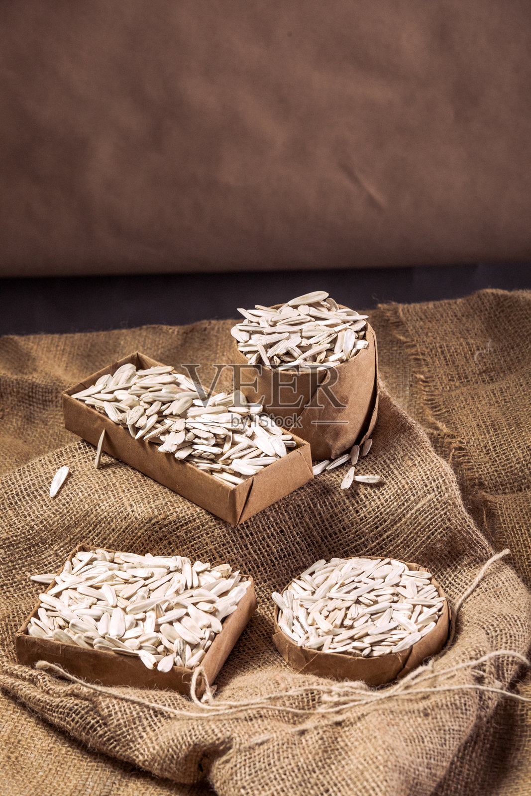 纸碗中的白色葵花籽 - 环保小吃展示照片摄影图片