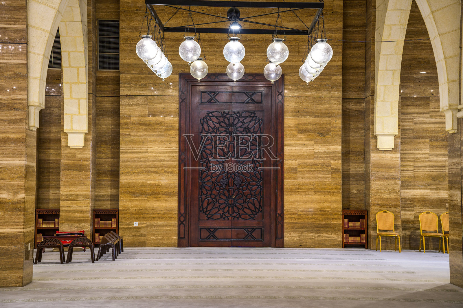 巴林麦纳麦的阿尔法特大清真寺华丽的门和祈祷区照片摄影图片