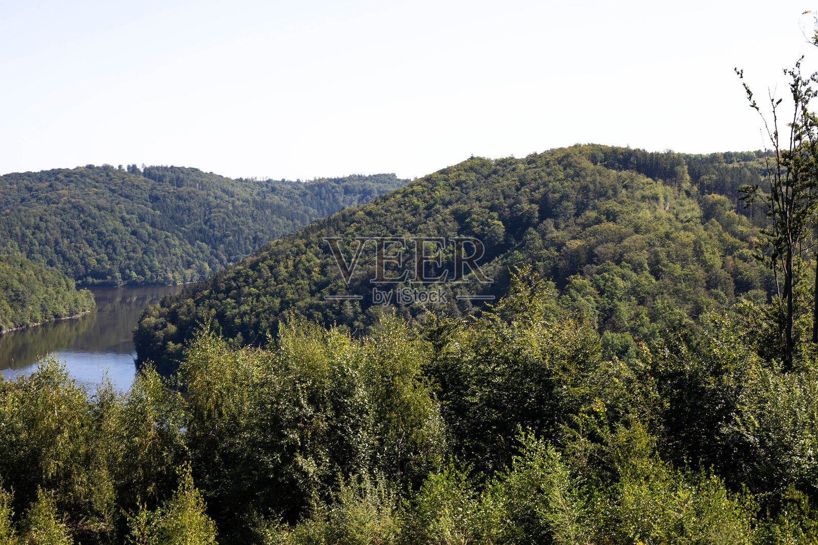 宁静的山湖：荒野的镜子照片摄影图片