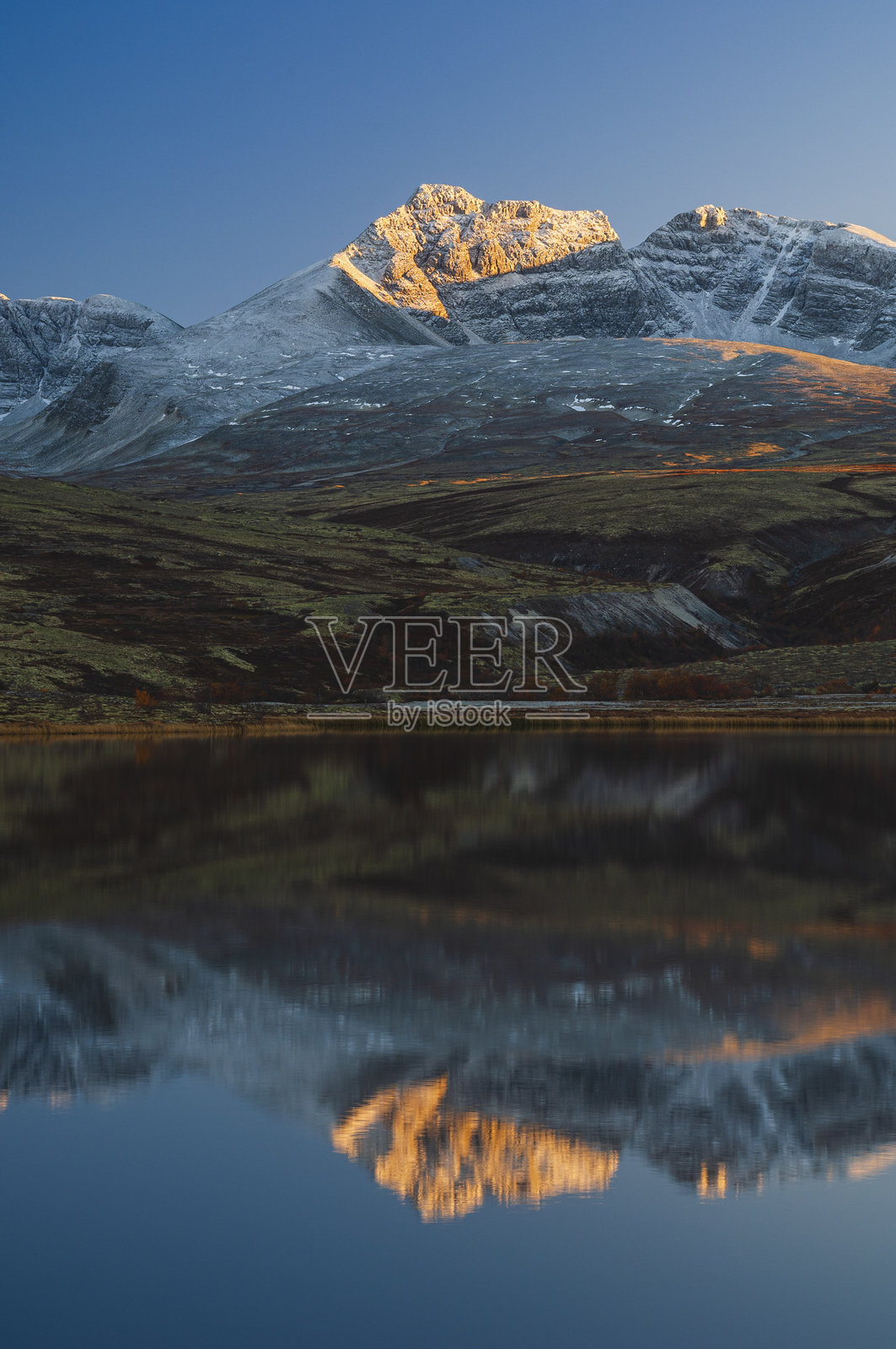 朗达内国家公园清晨光线下壮丽的山脉倒影照片摄影图片