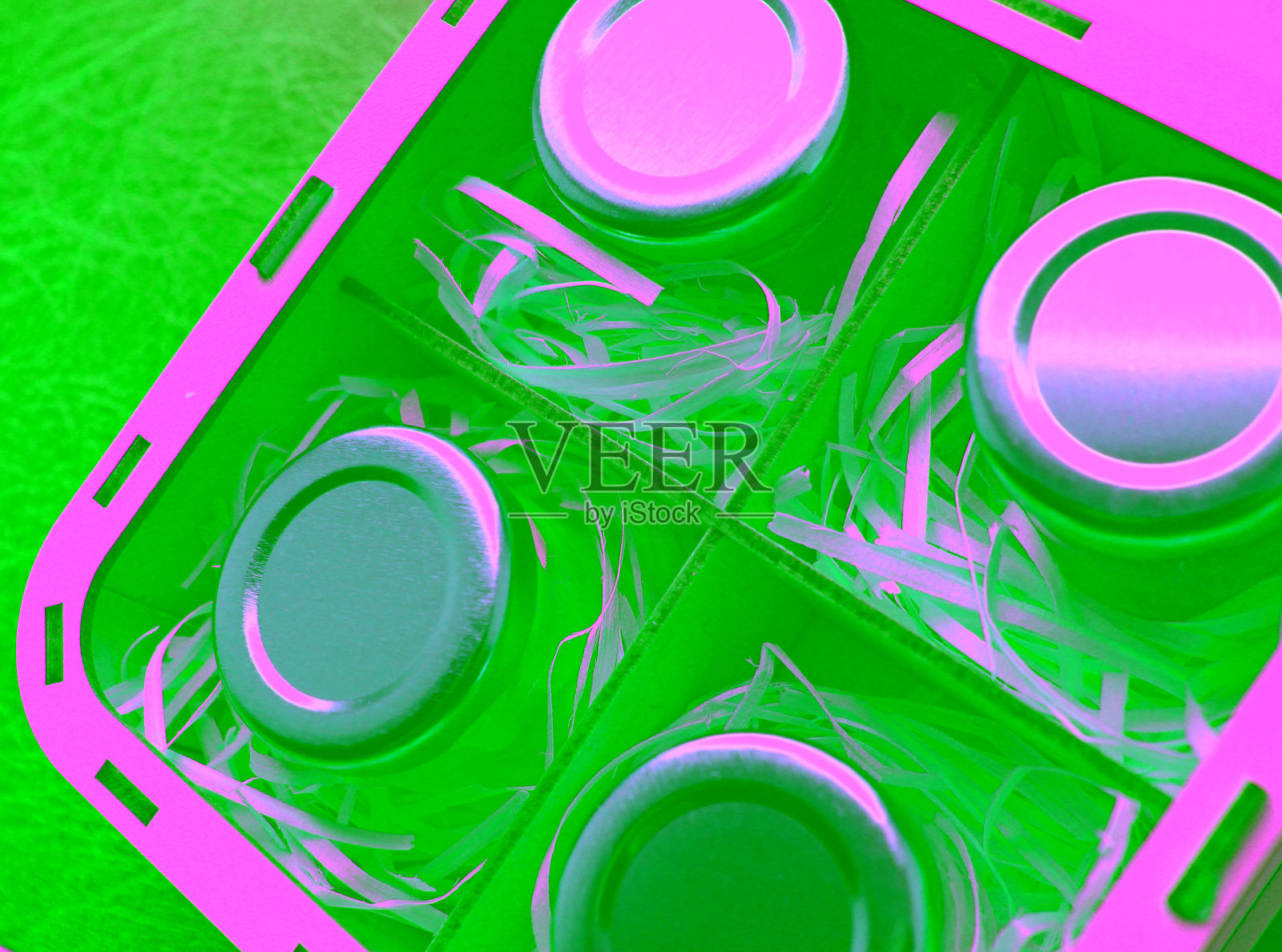 相同罐子中的不同种类蜂蜜，装在礼品盒里照片摄影图片