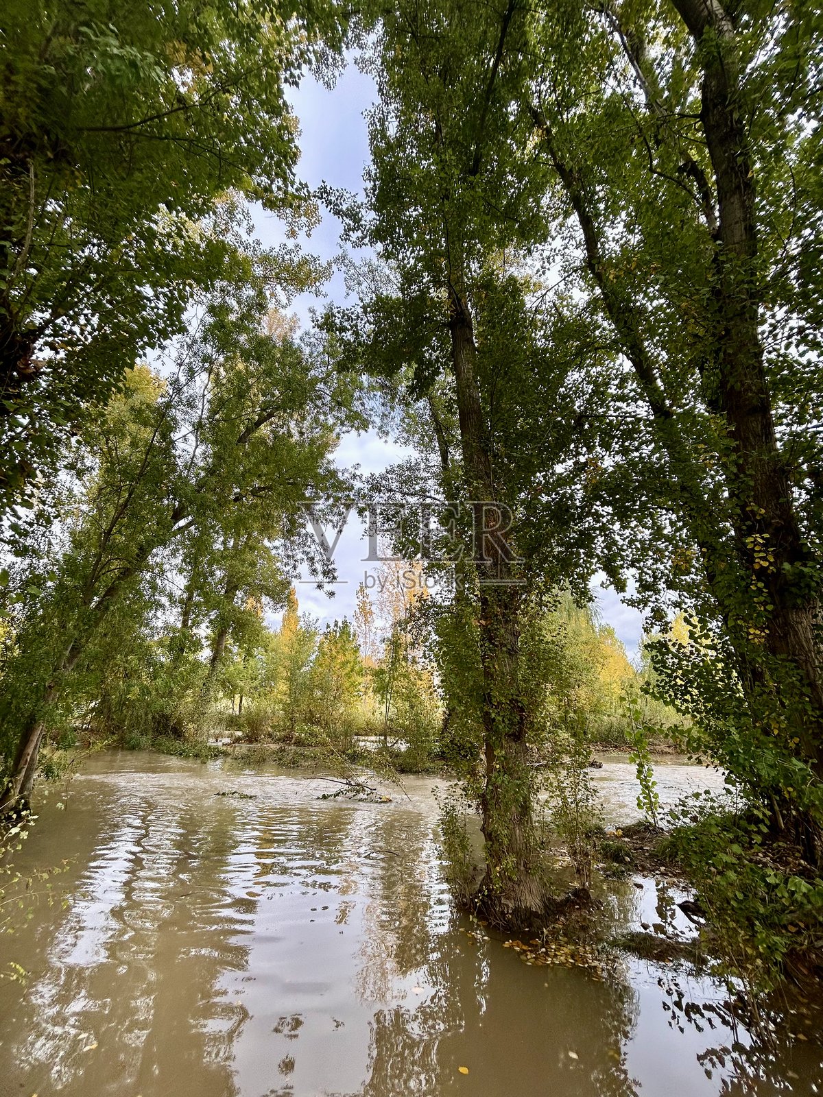 胡卡尔河穿过昆卡照片摄影图片