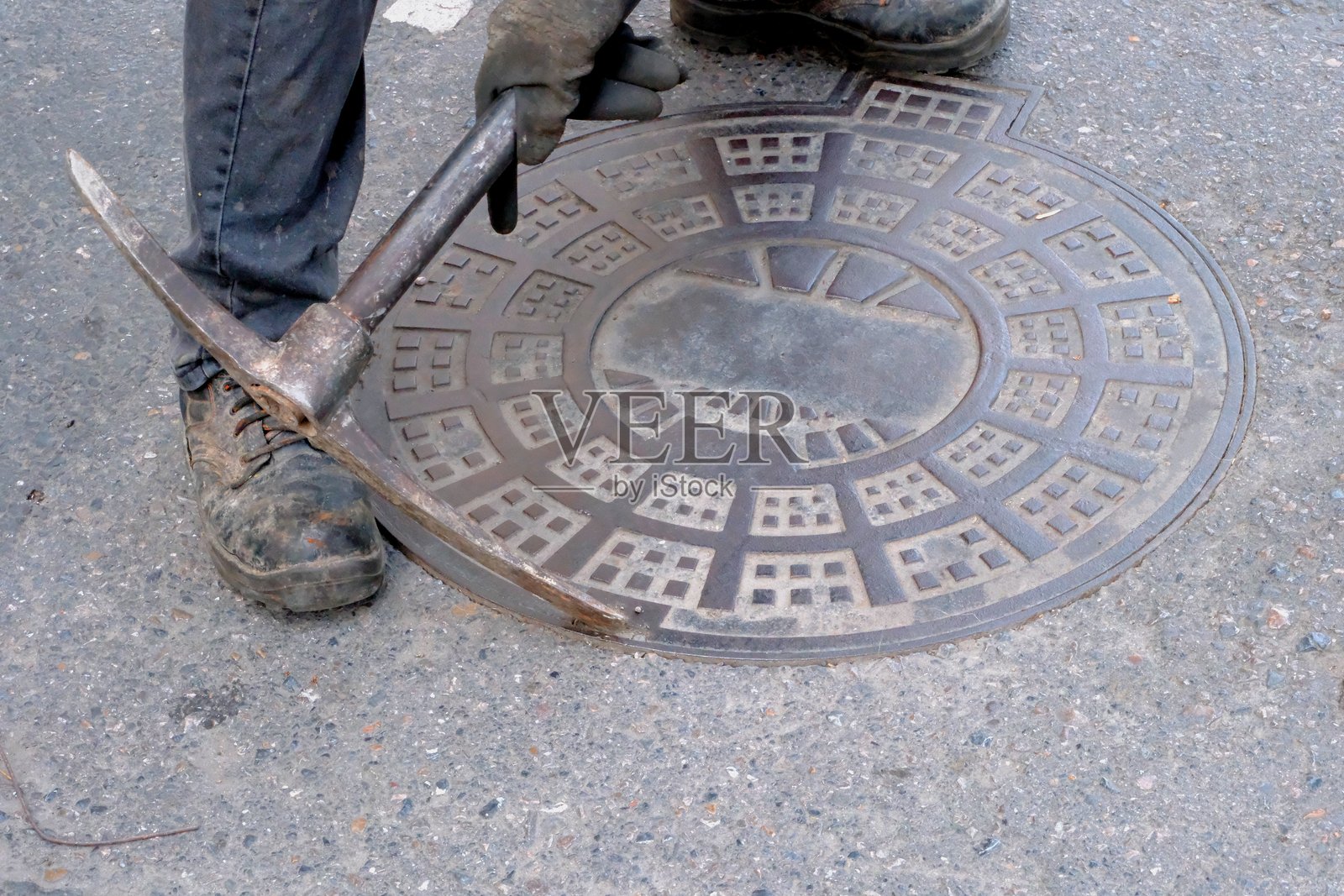 一名建筑工人在修理排水管。照片摄影图片