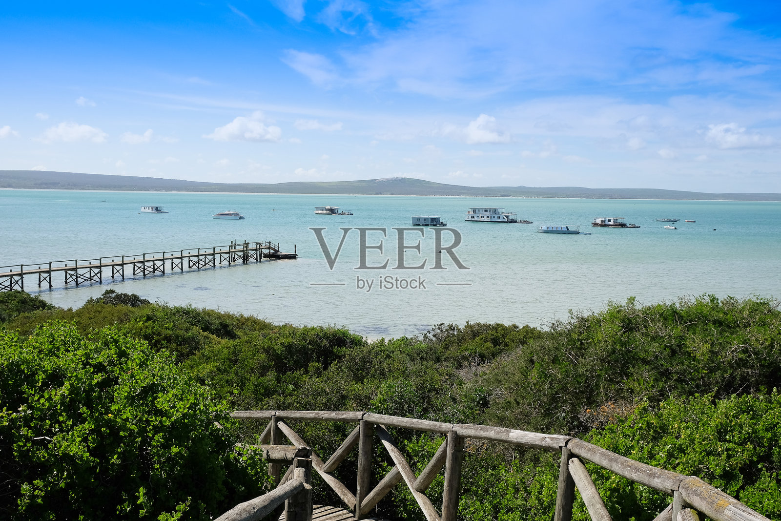 在朗格班度假，住在水上船上，你穿过自然保护区，欣赏到美丽的蓝色水域风景。照片摄影图片