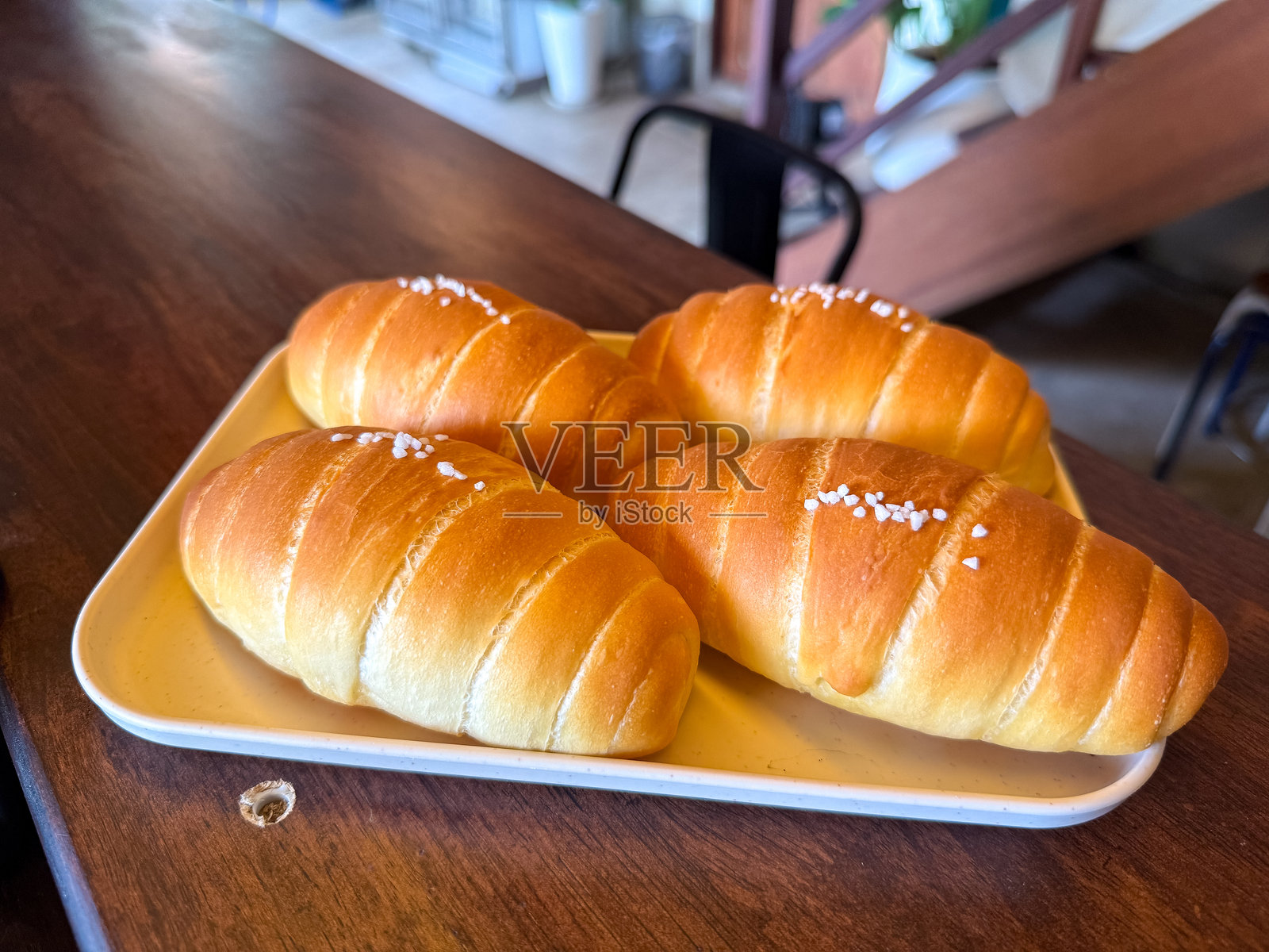 盐渍黄油卷，日式盐面包照片摄影图片