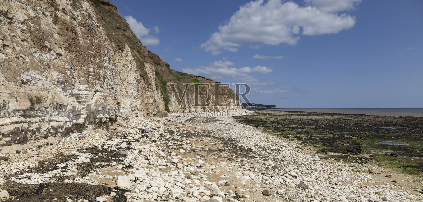 低潮时的Sewerby，展现了壮观的白垩岩悬崖和沙滩照片摄影图片