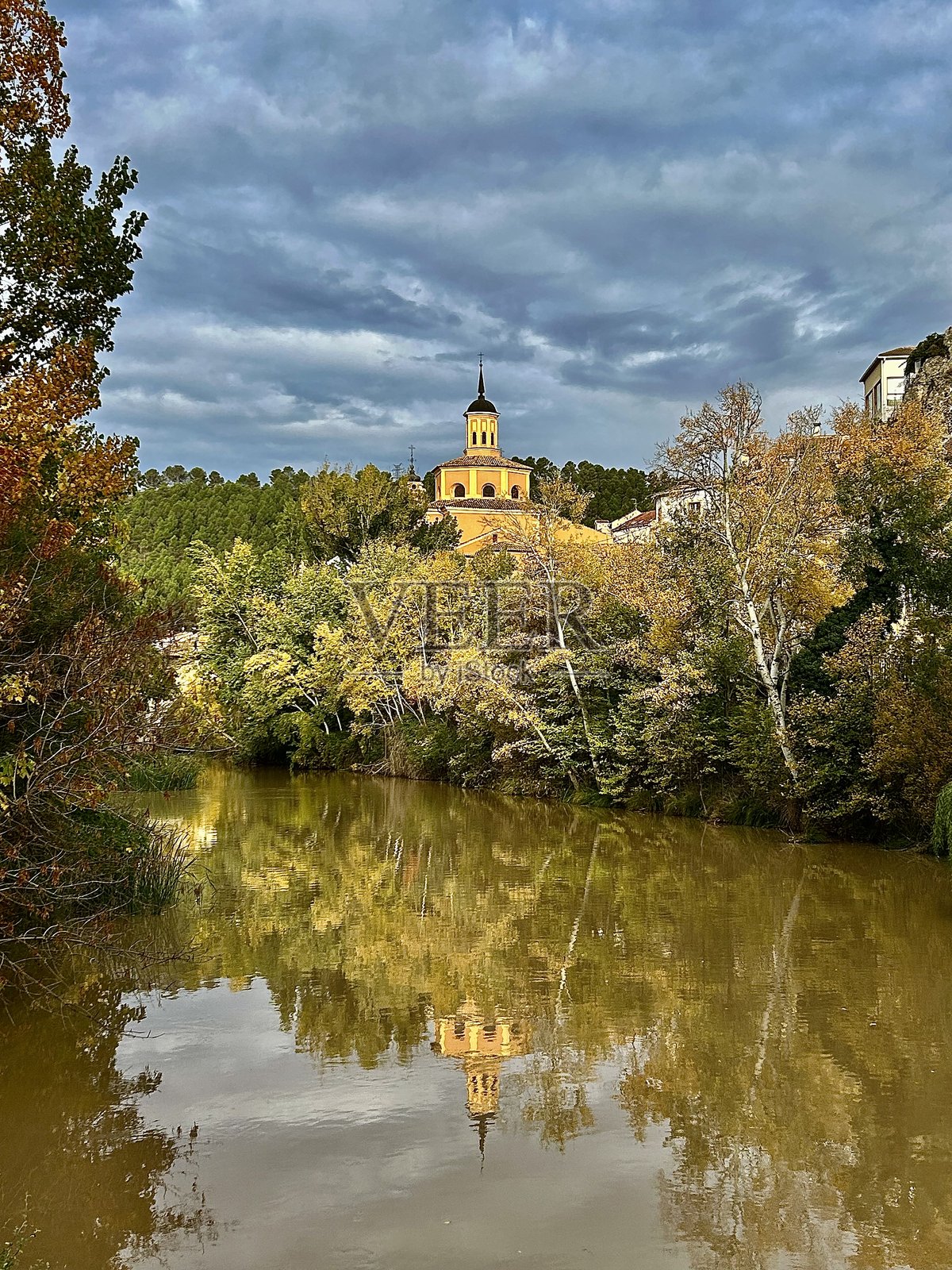 胡卡尔河穿过昆卡照片摄影图片