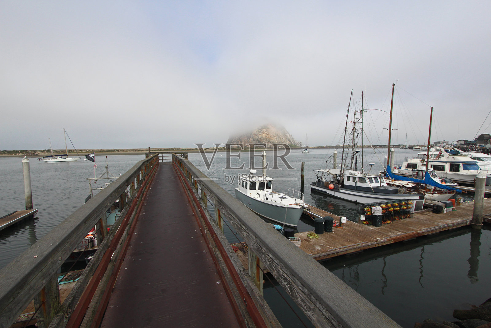 走独木桥照片摄影图片