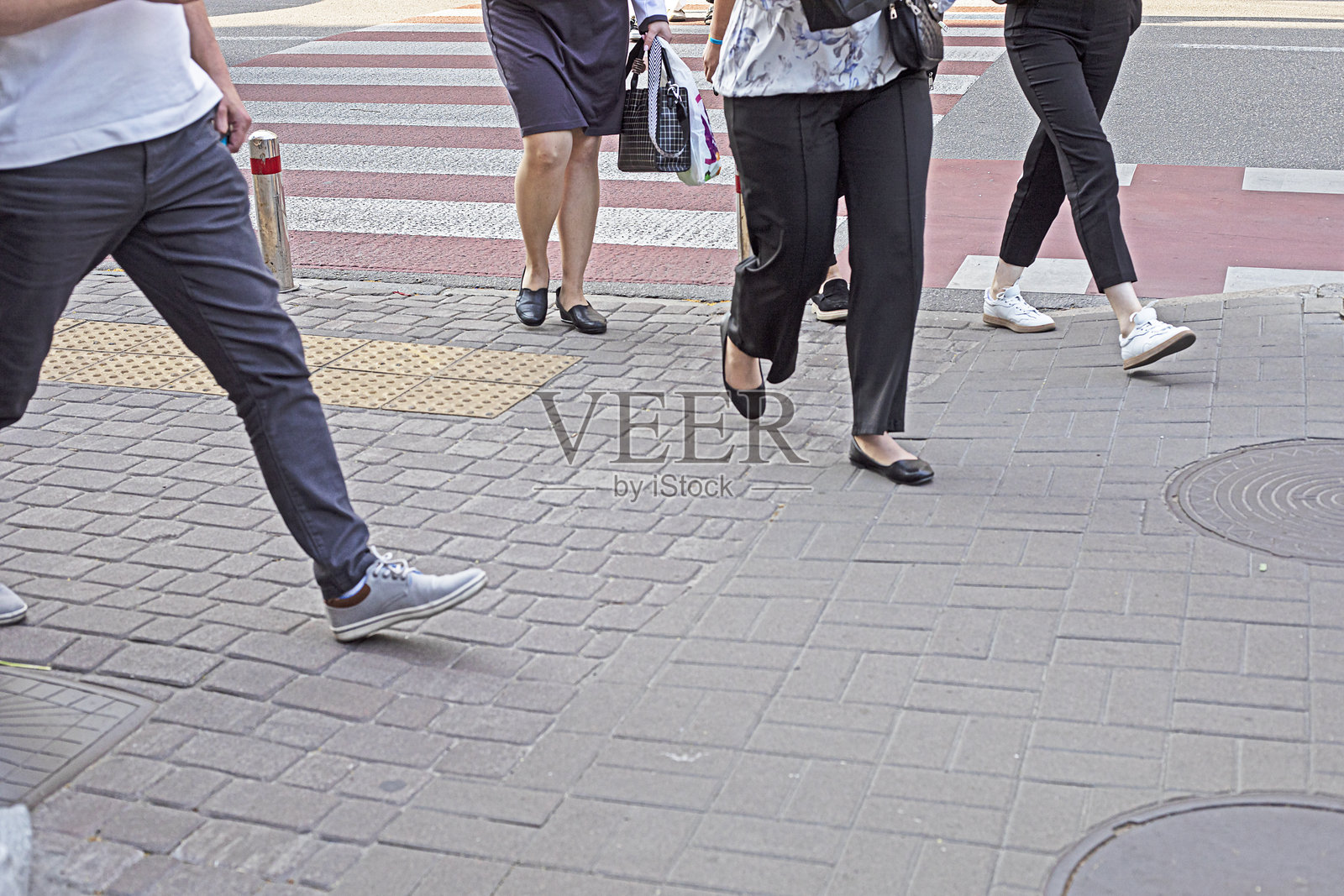 我们在白天管理首都的行人过马路。照片摄影图片