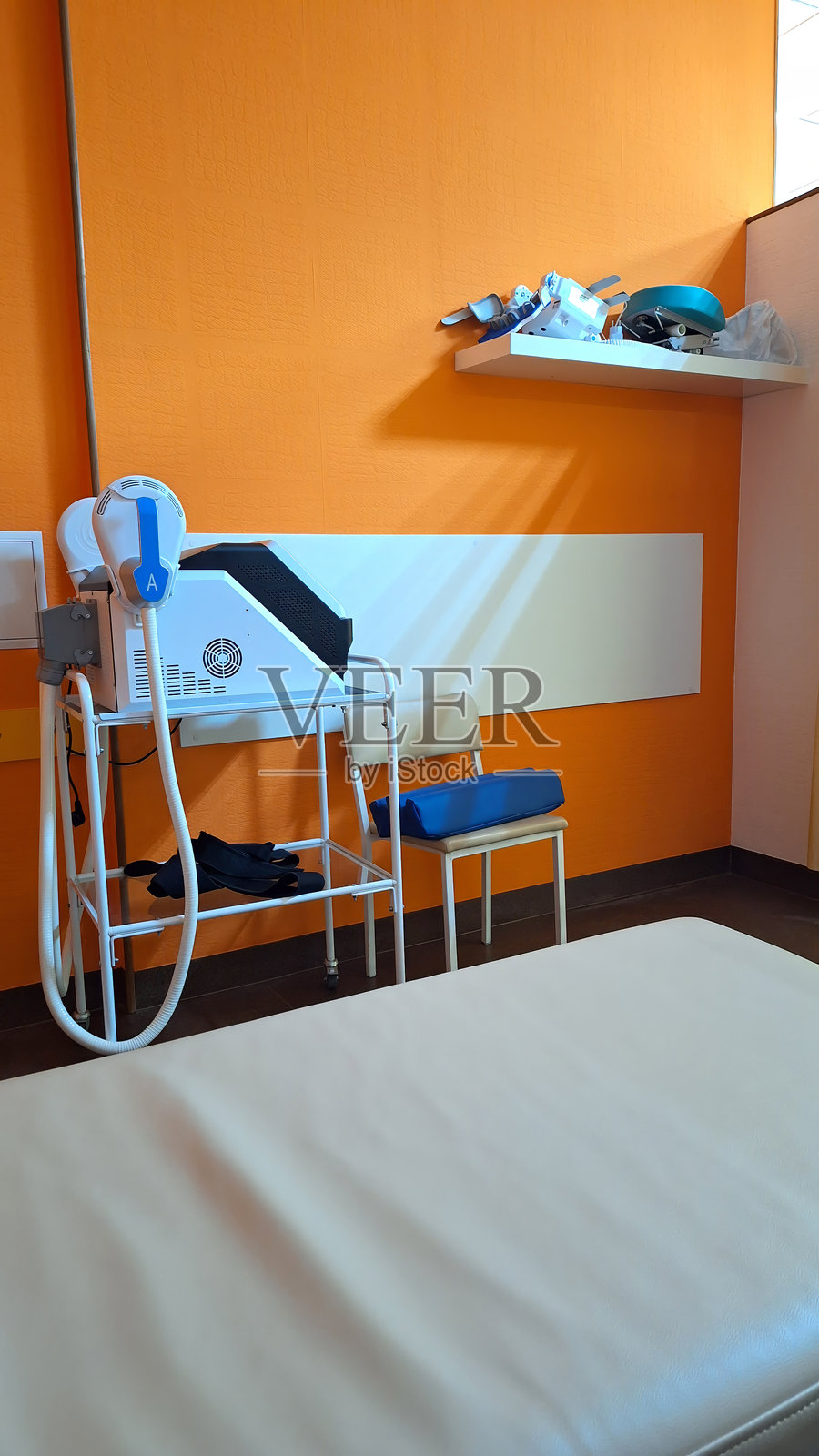 现代医疗检查室，配备设备和明亮的橙色墙壁照片摄影图片