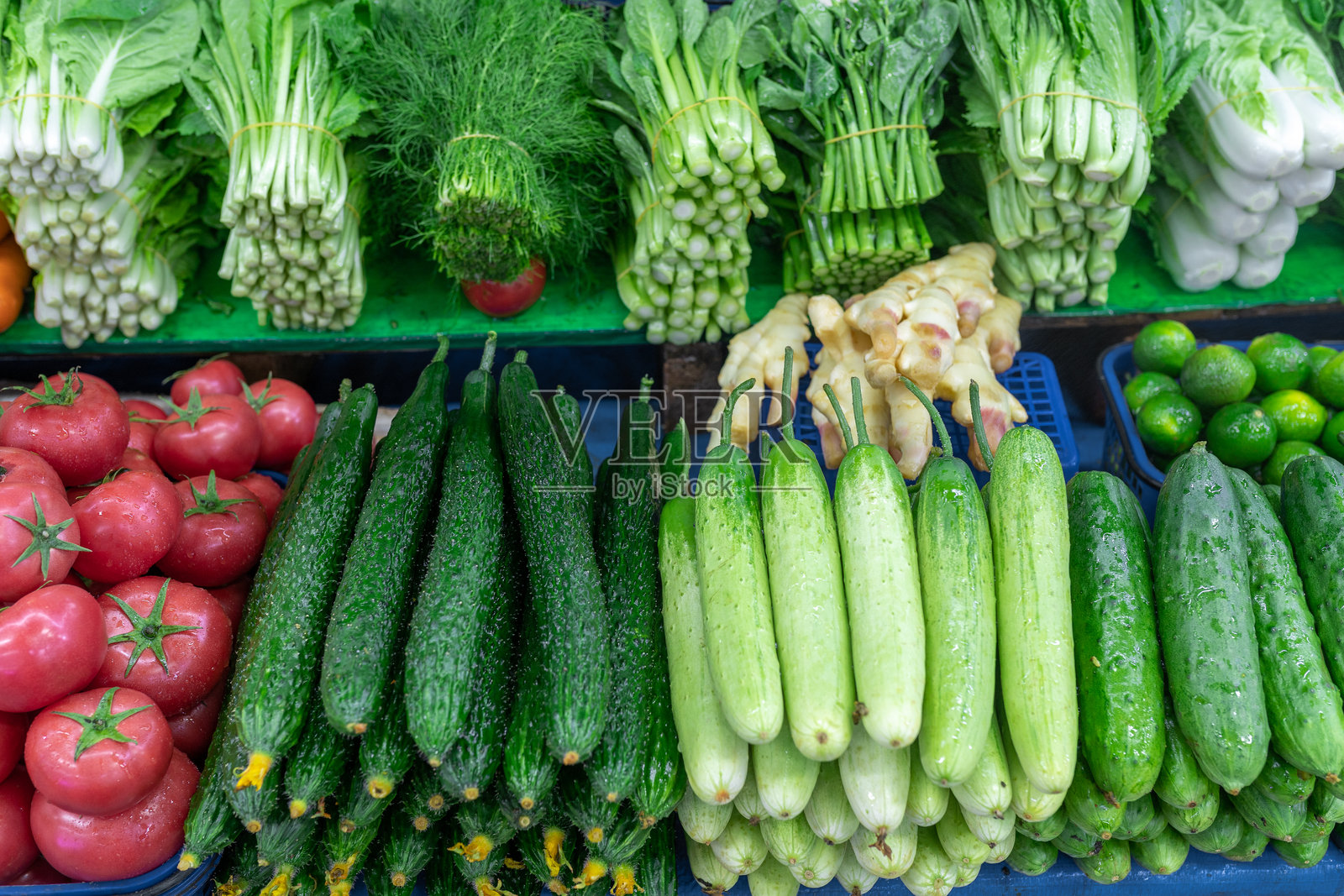 市场摊位上出售的蔬菜照片摄影图片
