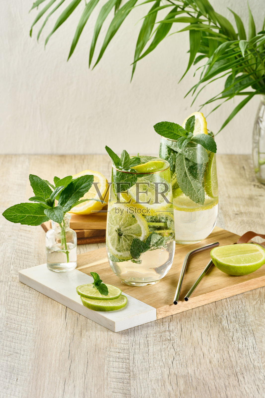 清爽的柑橘薄荷饮料，配有冰块、柠檬、青柠和薄荷叶。健康的夏季饮品照片摄影图片