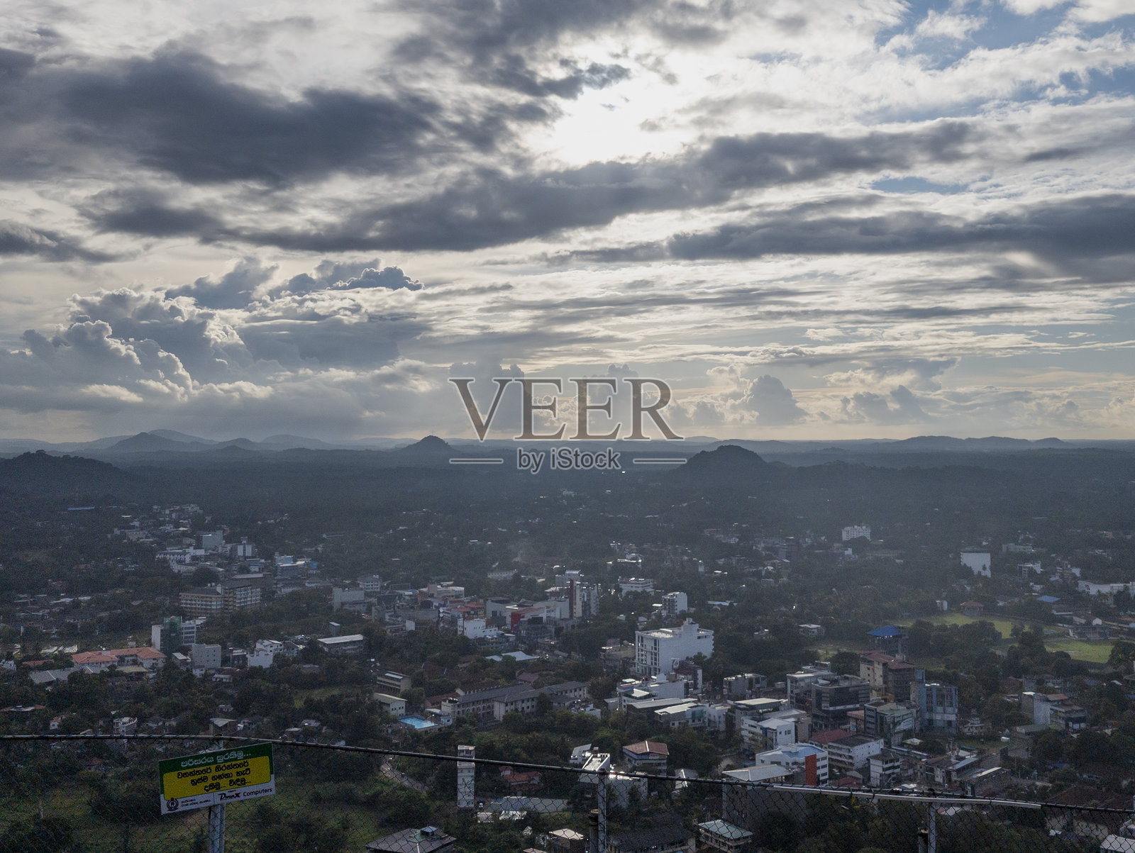 库伦尼亚加镇的鸟瞰图照片摄影图片