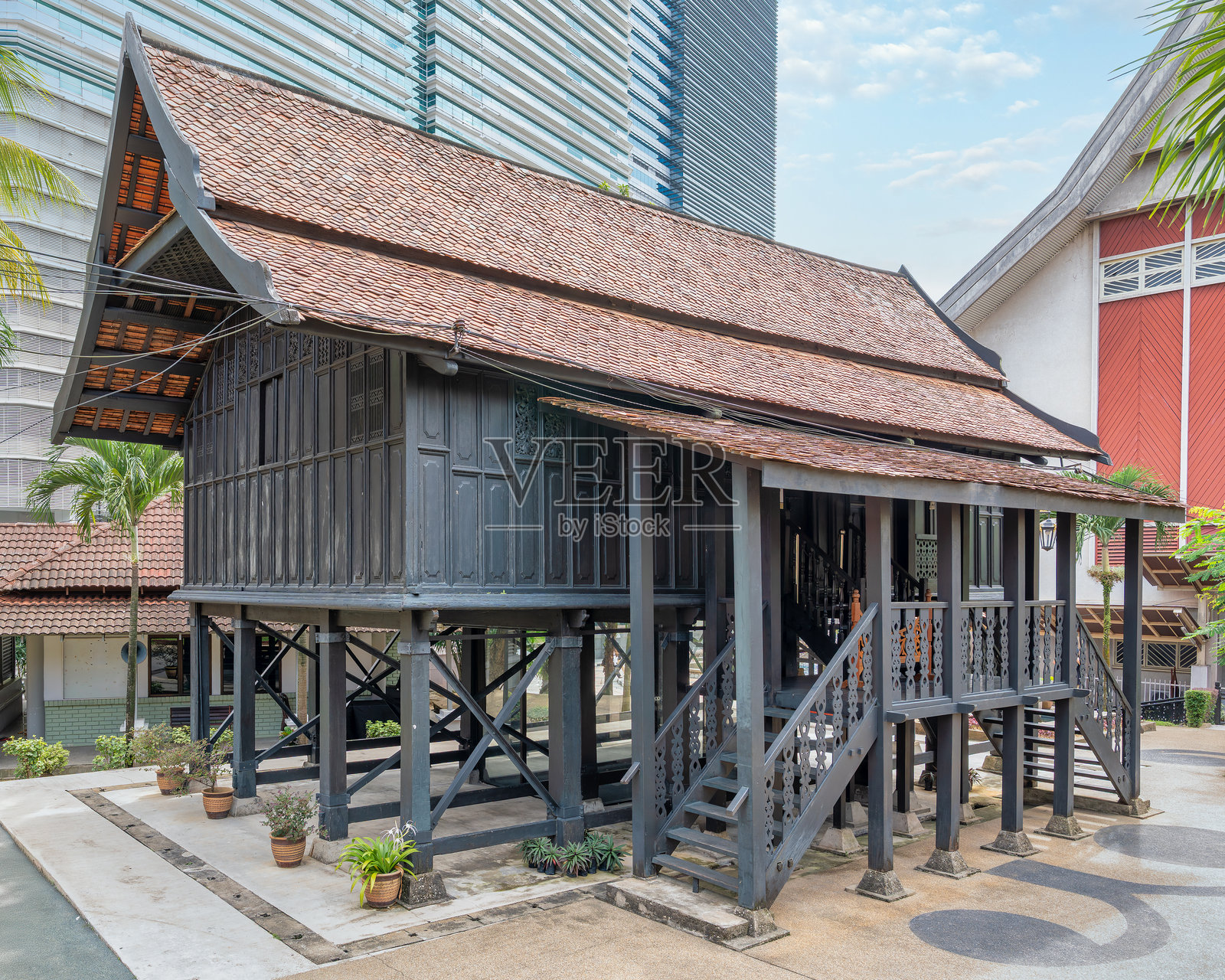 历史悠久的伊斯塔纳萨图展示了马来西亚吉隆坡登嘉楼遗产的传统建筑。照片摄影图片