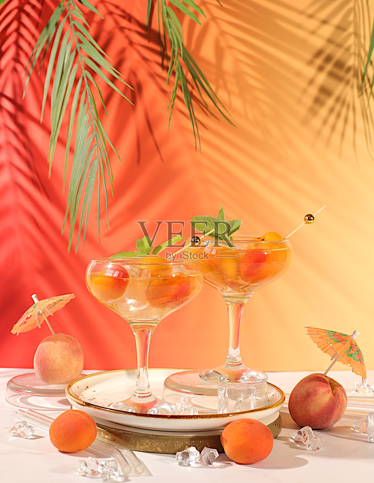 酒精鸡尾酒或果酒，桃子、杏子和薄荷浆果，优雅背景，极简概念，适合酒吧和节日聚会、咖啡馆、广告横幅，现代静物水果。照片摄影图片