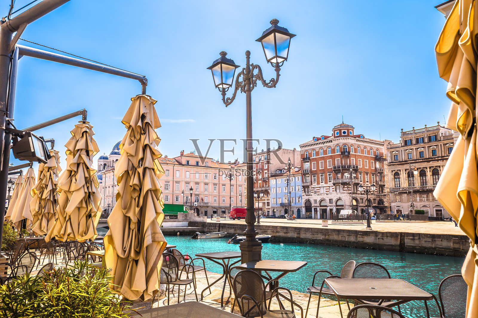 意大利的的里雅斯特。Ponte Rosso运河旁的意大利咖啡馆景观照片摄影图片