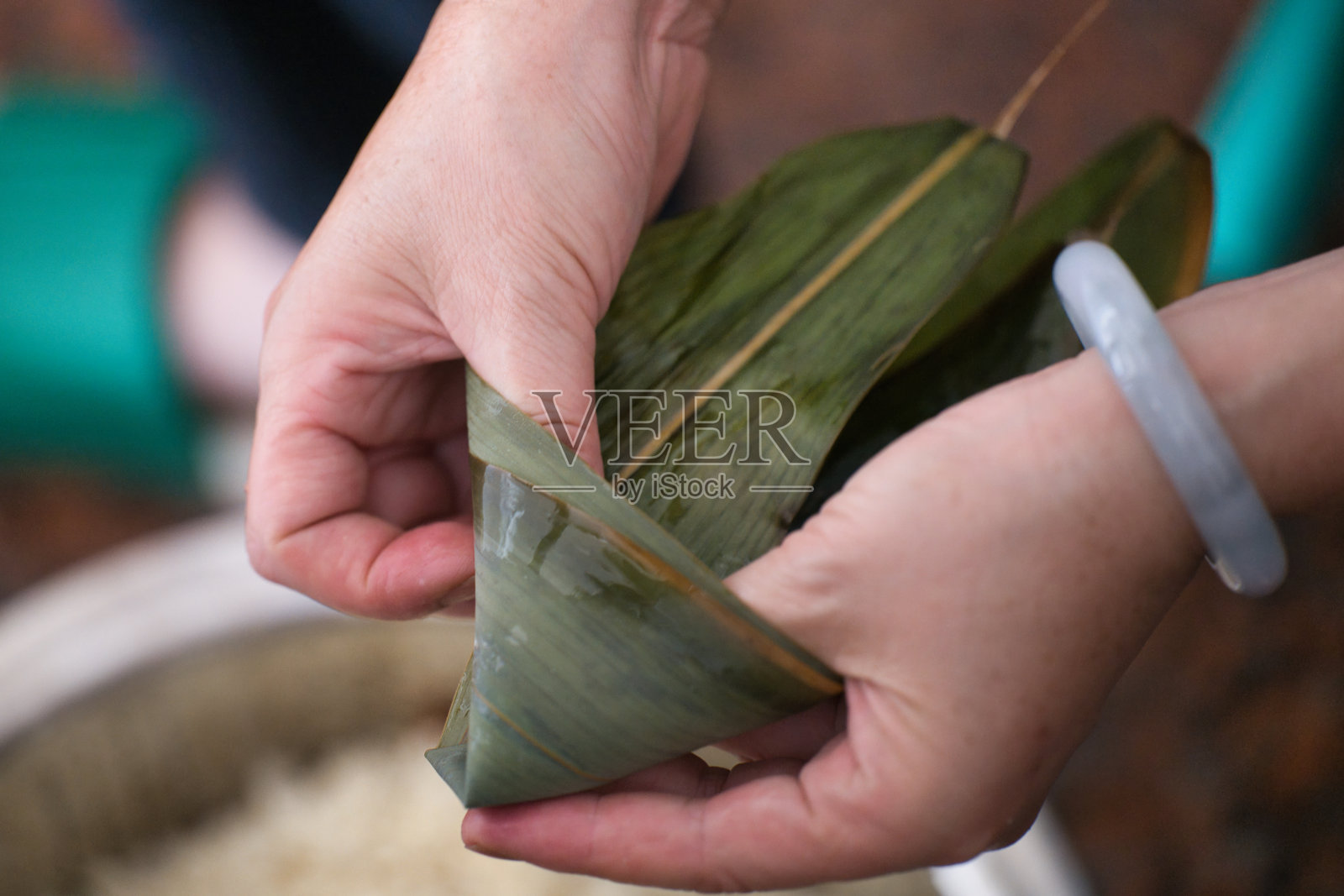 制作粽子的过程照片摄影图片