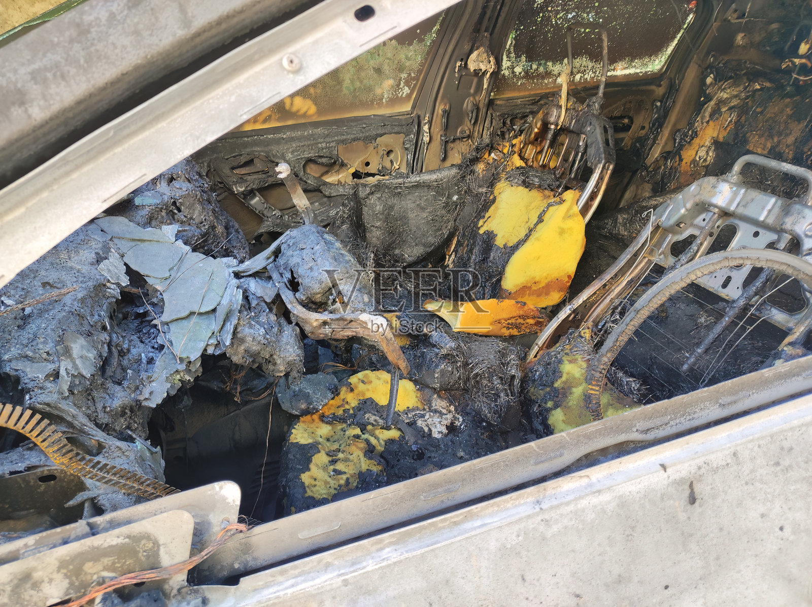 被火焚毁的汽车内部视图。照片摄影图片