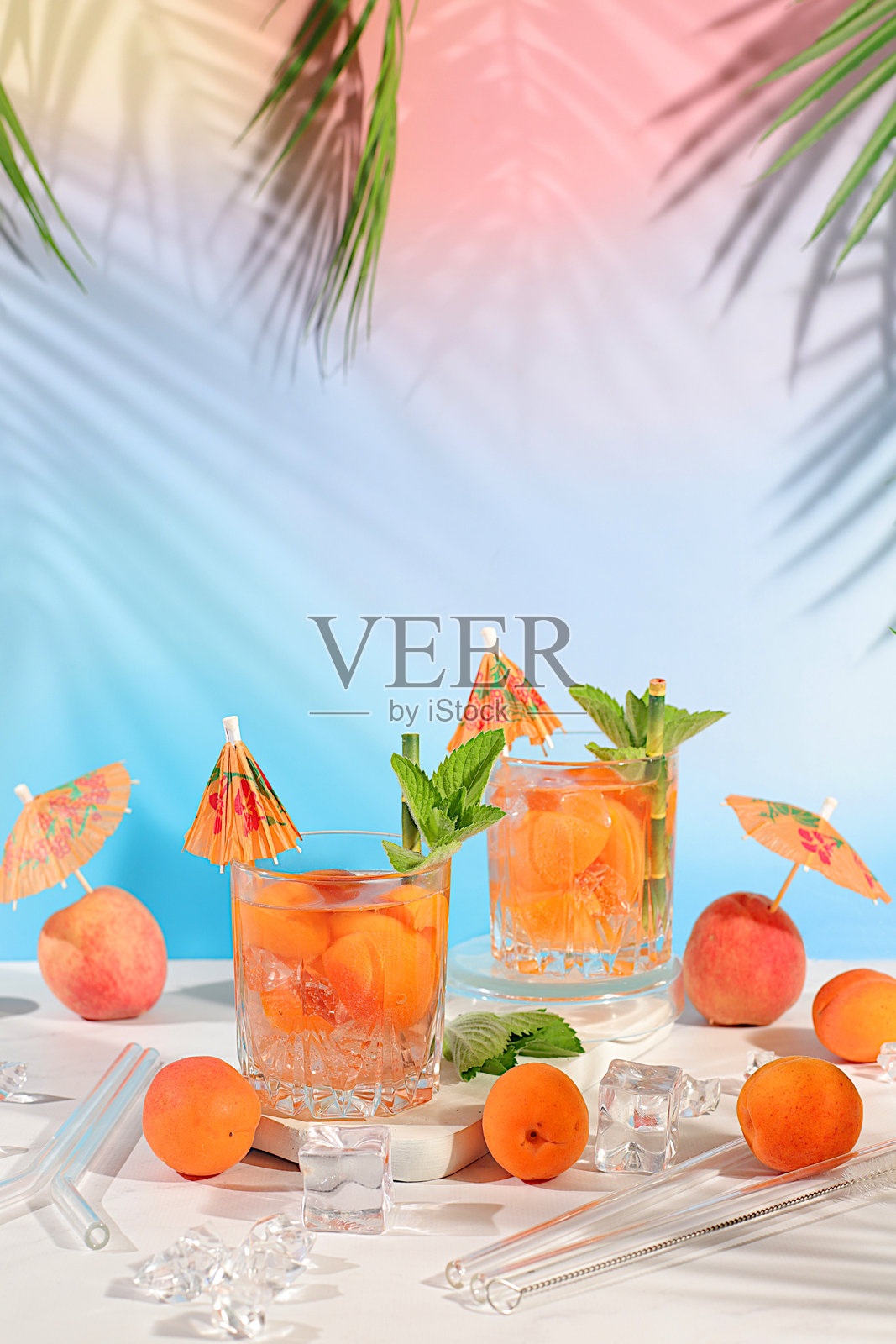 现代静物画，包含马提尼酒、鸡尾酒、桃子、杏子和薄荷浆果，背景优雅现代，适合酒吧和节日派对、咖啡馆、广告横幅的极简概念。照片摄影图片