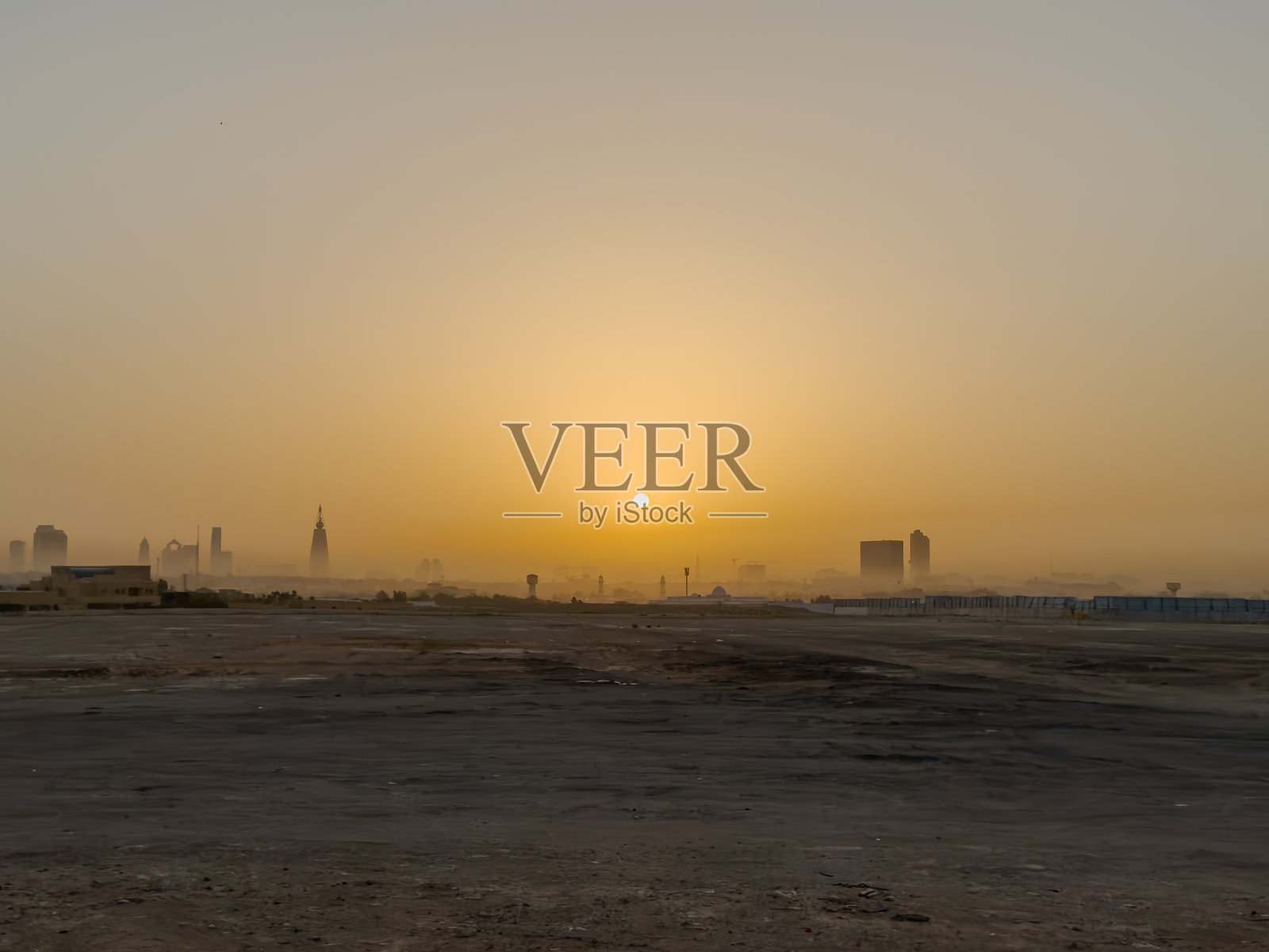 沙漠日出与远处的利雅得城市天际线照片摄影图片