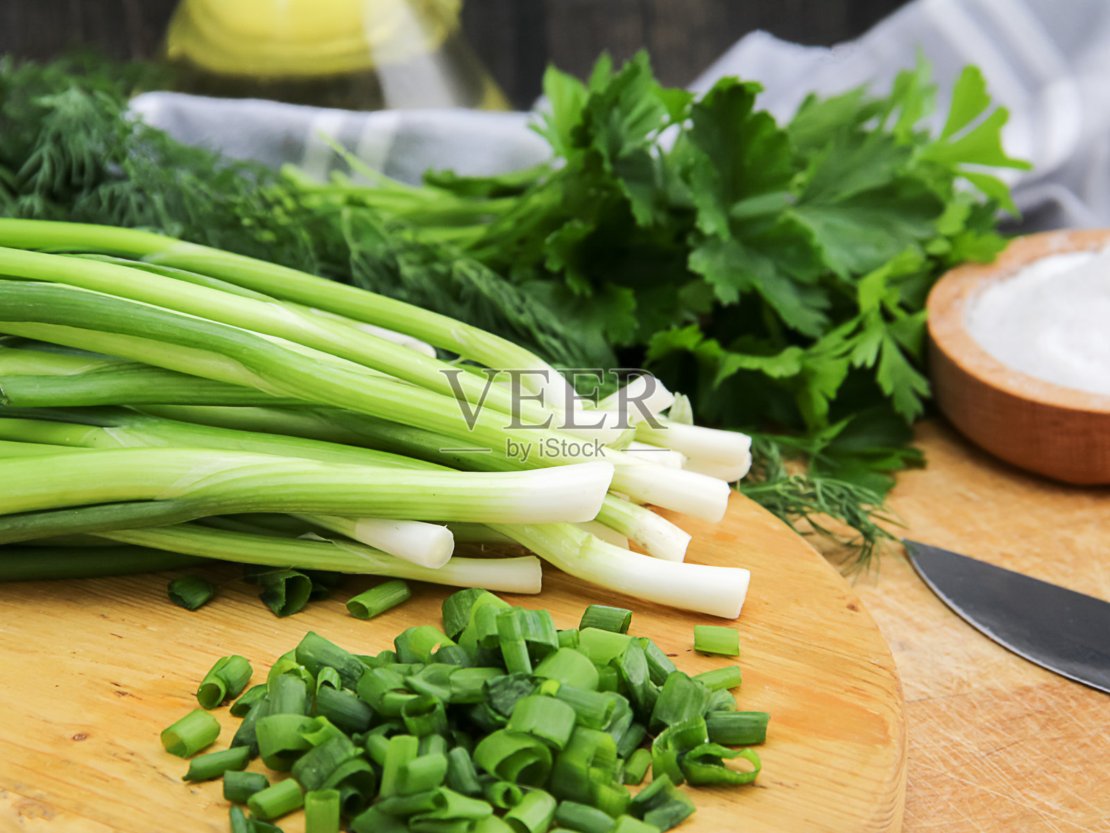 切好的青葱、葱段和盐放在铺有木板的桌子上，俯视图照片摄影图片