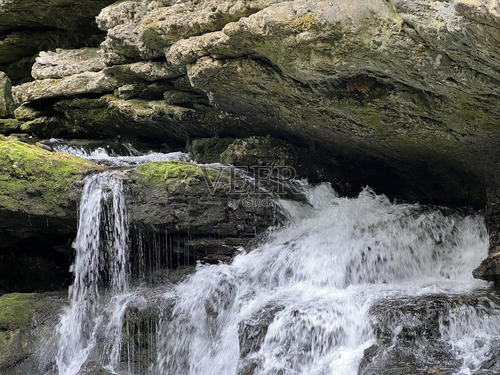 维尔耶瀑布上方的格利尤恩溪或格利尤恩溪的河床（斯洛文尼亚）照片摄影图片