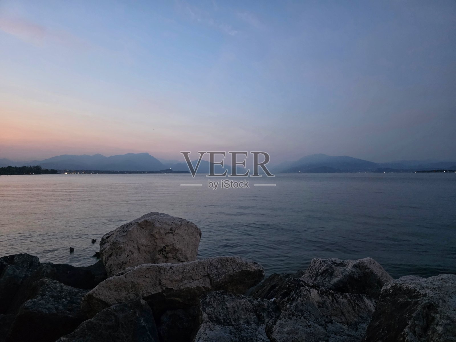 德森扎诺，加尔达湖照片摄影图片