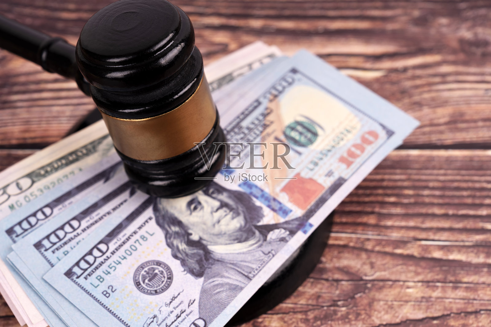 法槌与钞票的特写。金融、法律与正义概念照片摄影图片