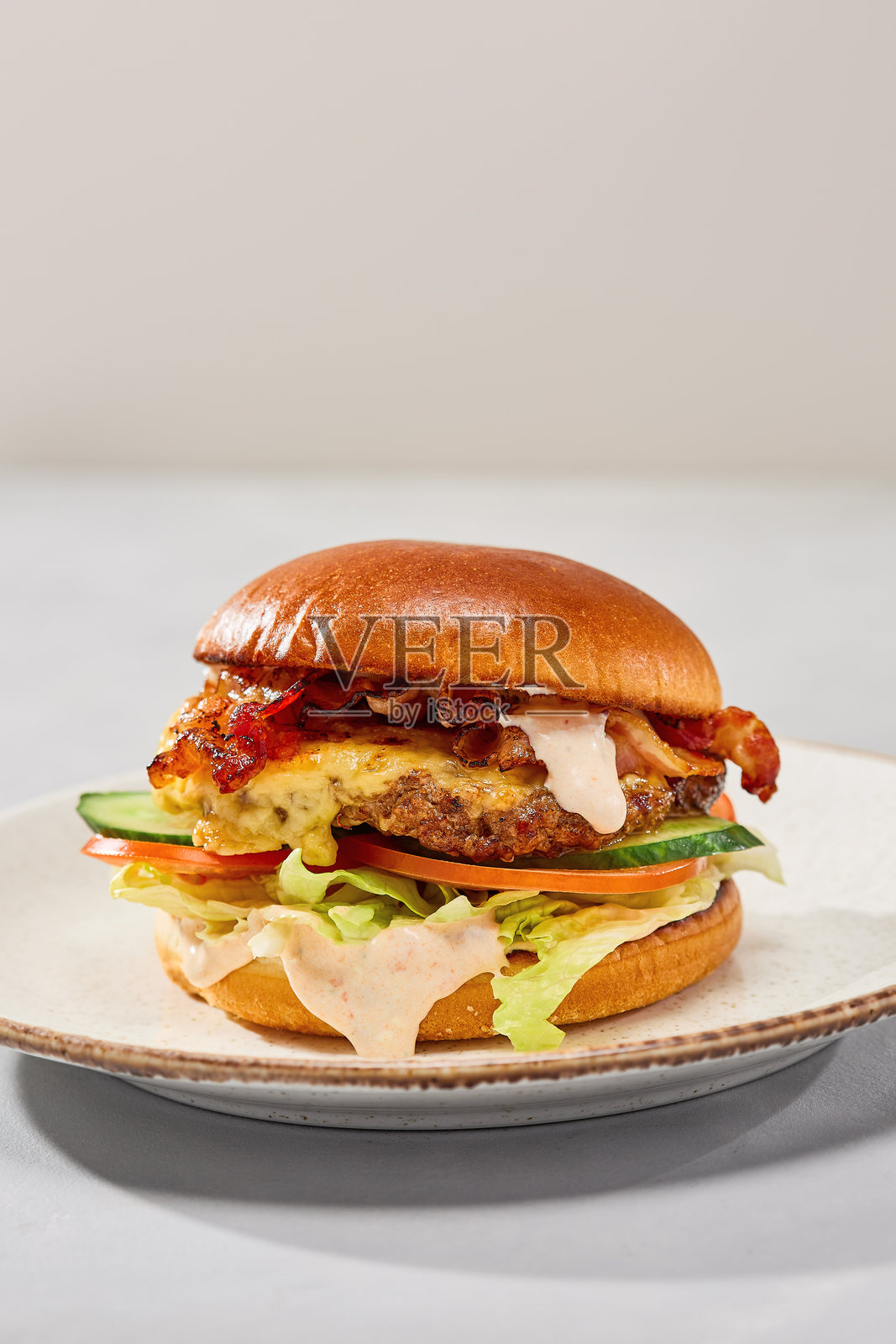 美味汉堡，鲜嫩牛肉饼，在柔和自然光下拍摄照片摄影图片
