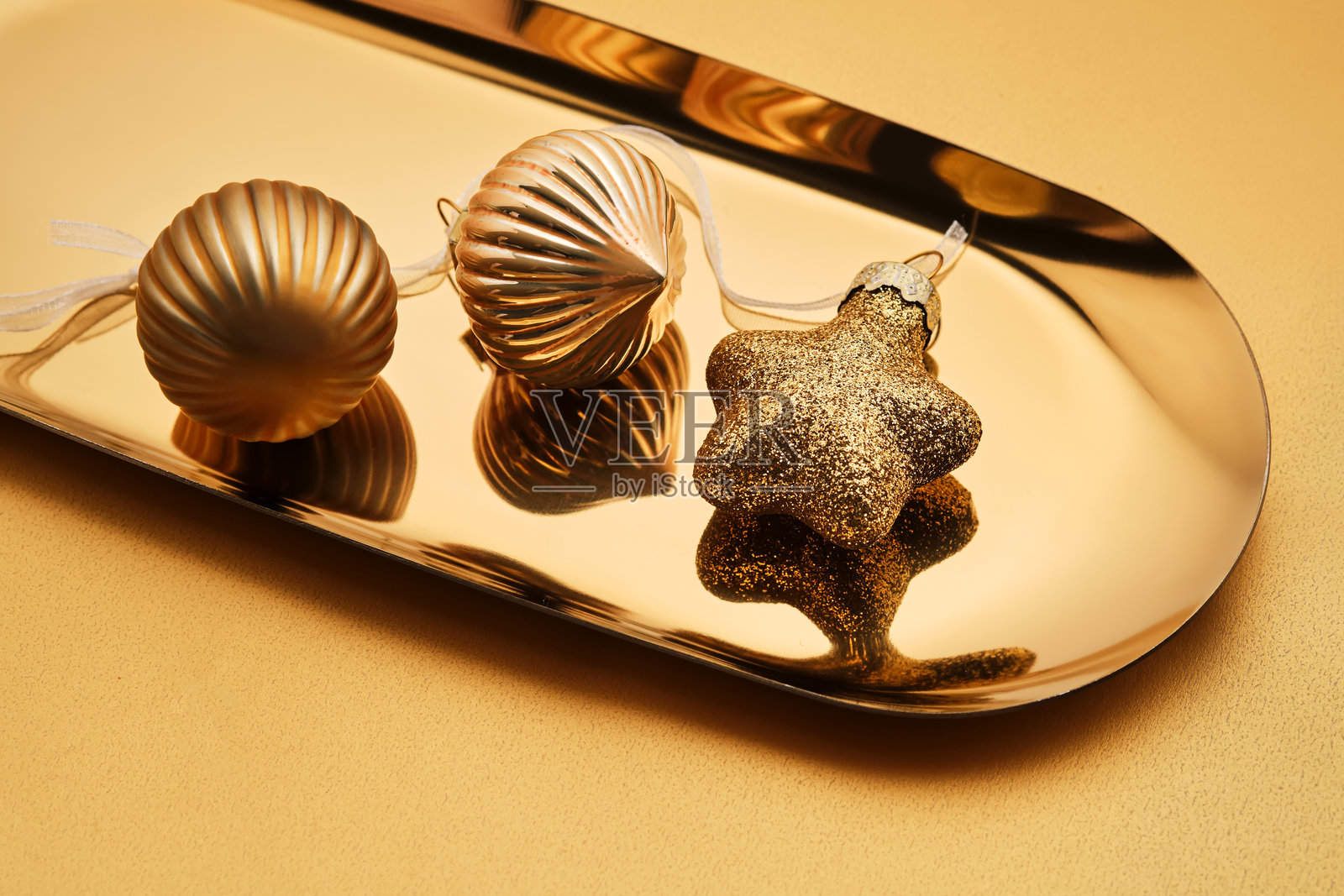 金色托盘上的圣诞树玩具。照片摄影图片